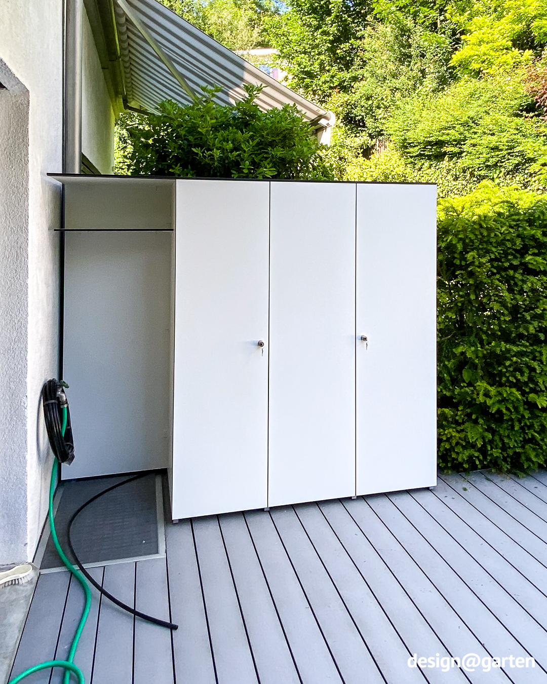 Armoire de jardin sur mesure blanche avec extension astucieuse au-dessus du puits de cave 2
