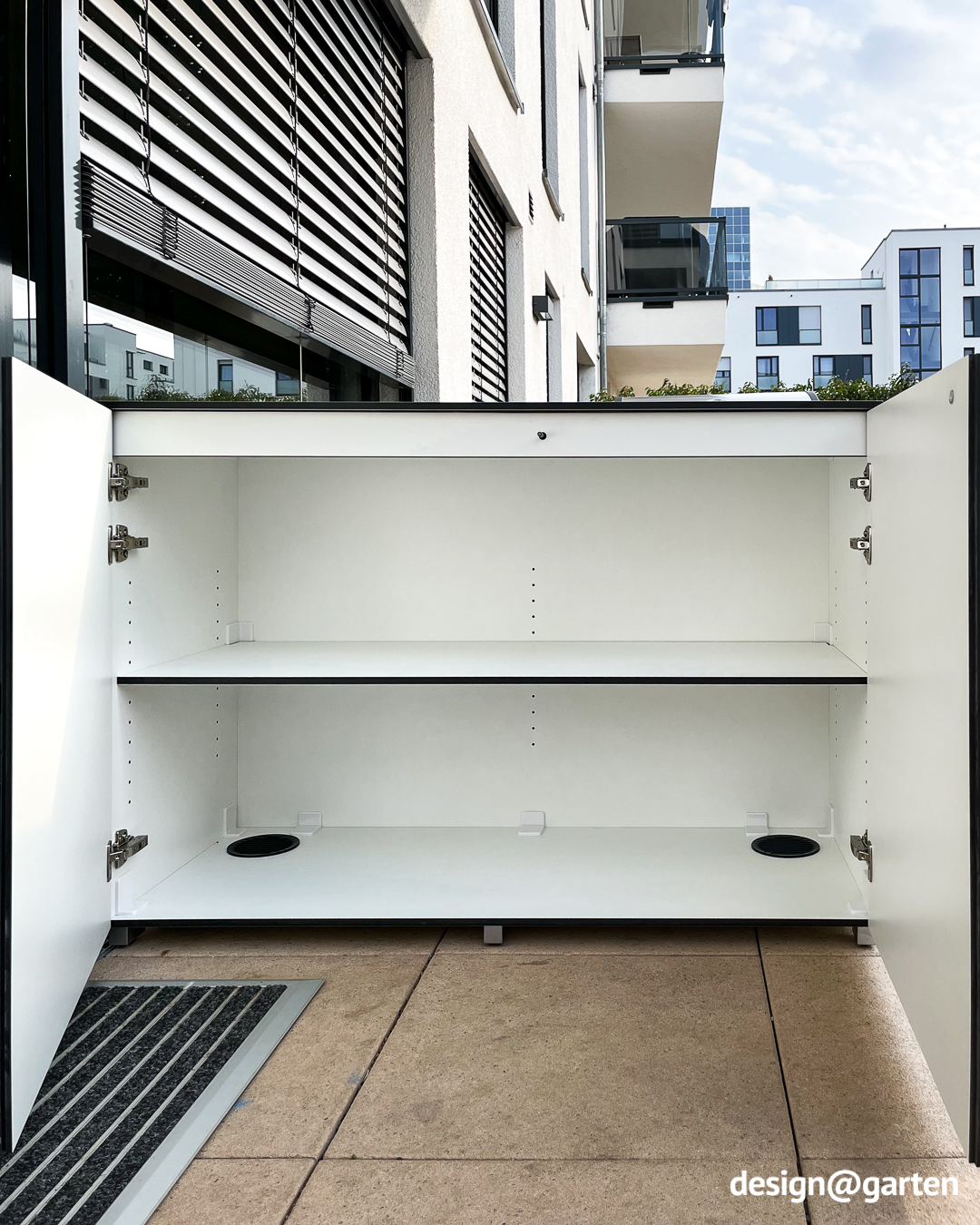 Buffet blanc dans un lotissement neuf 1