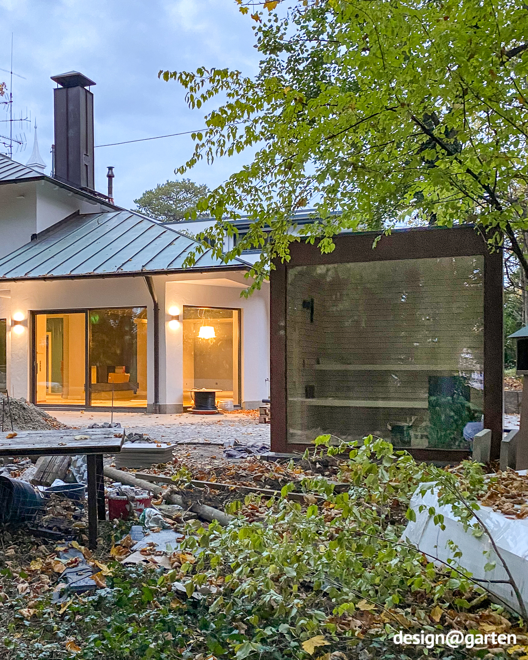 Bänke und Ofen sichtbar durch die große Panoramascheibe