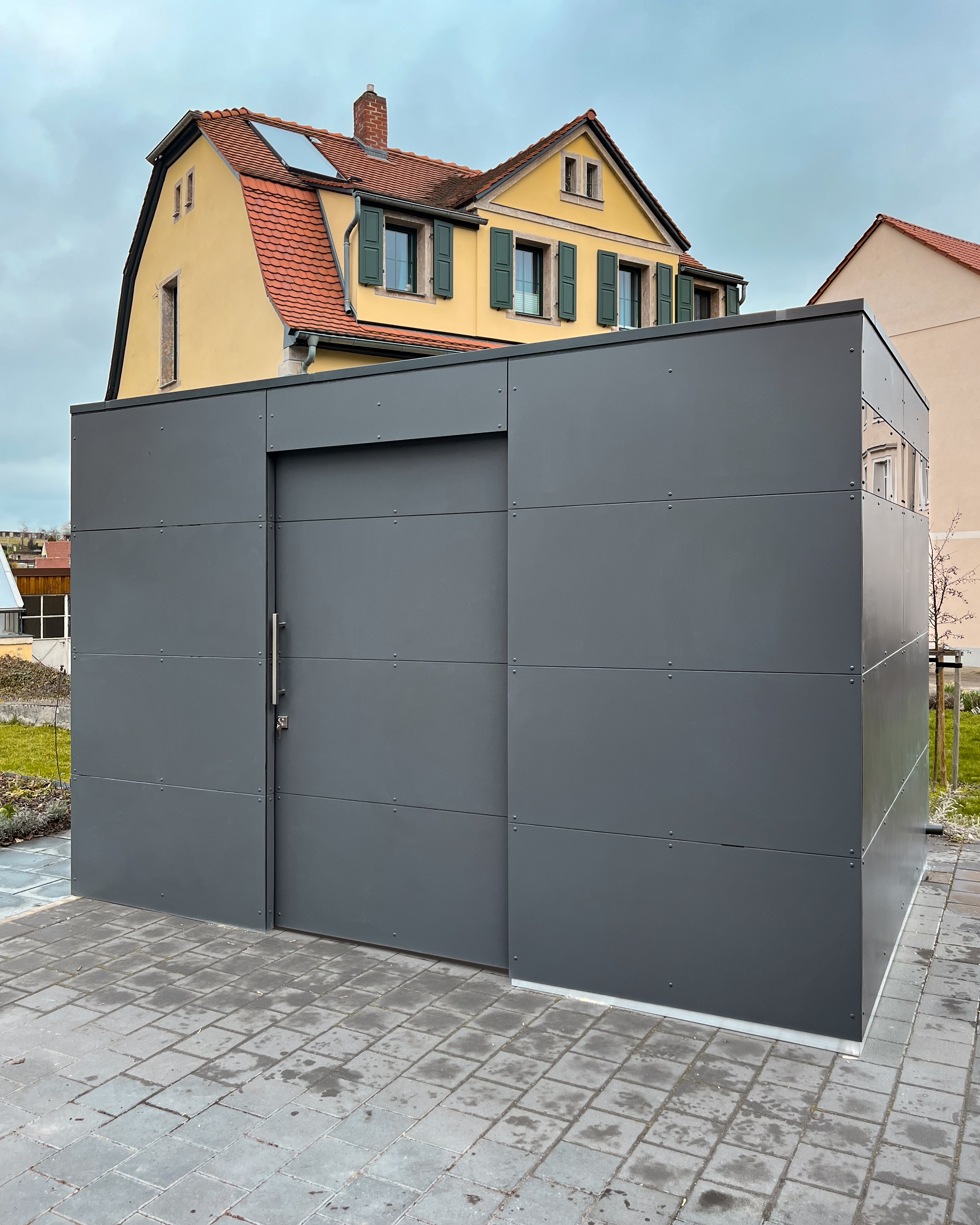 Abri de jardin anthracite sur surface existante 4