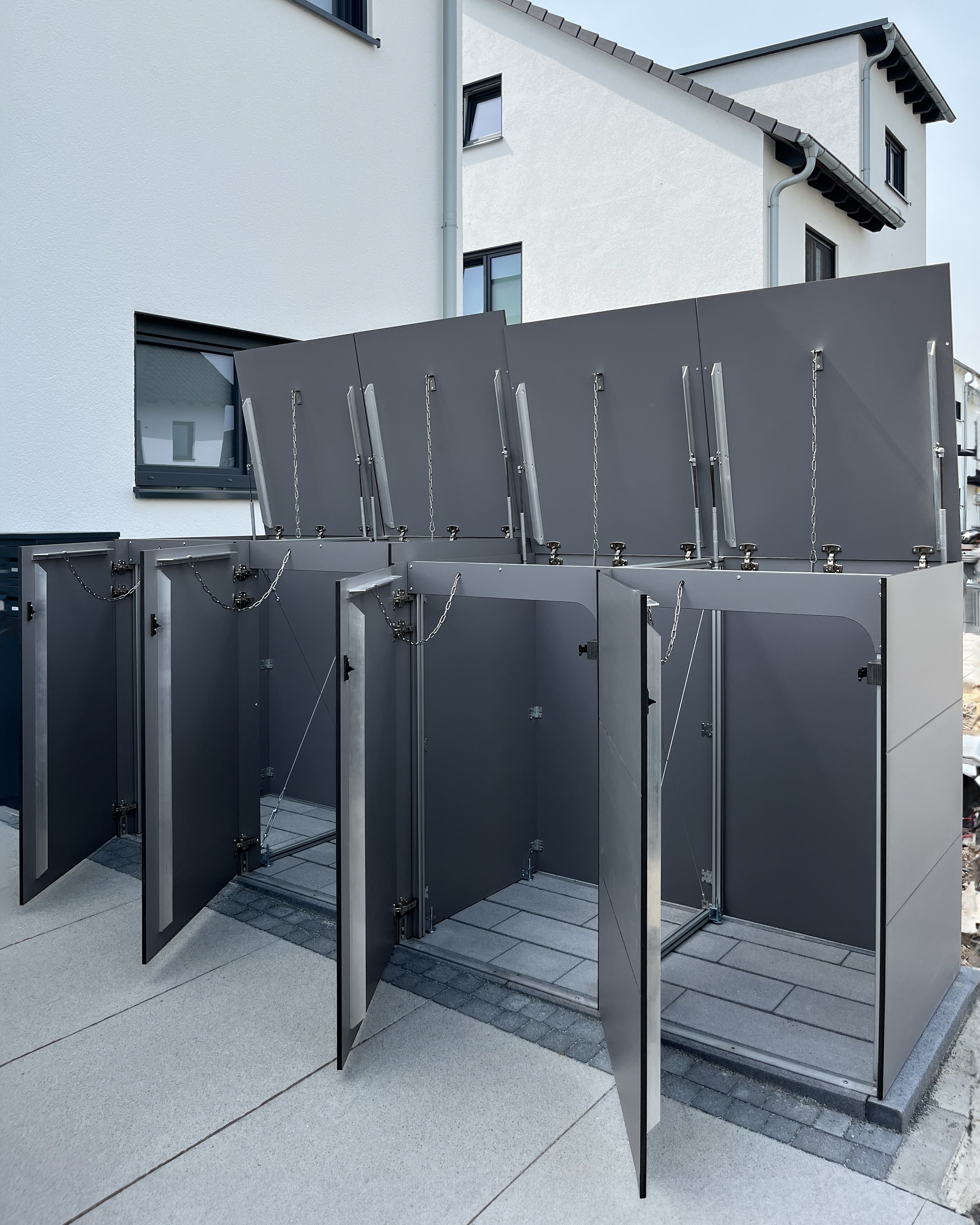 Abri pour 4 poubelles avec couvercles rabattables et portes 2