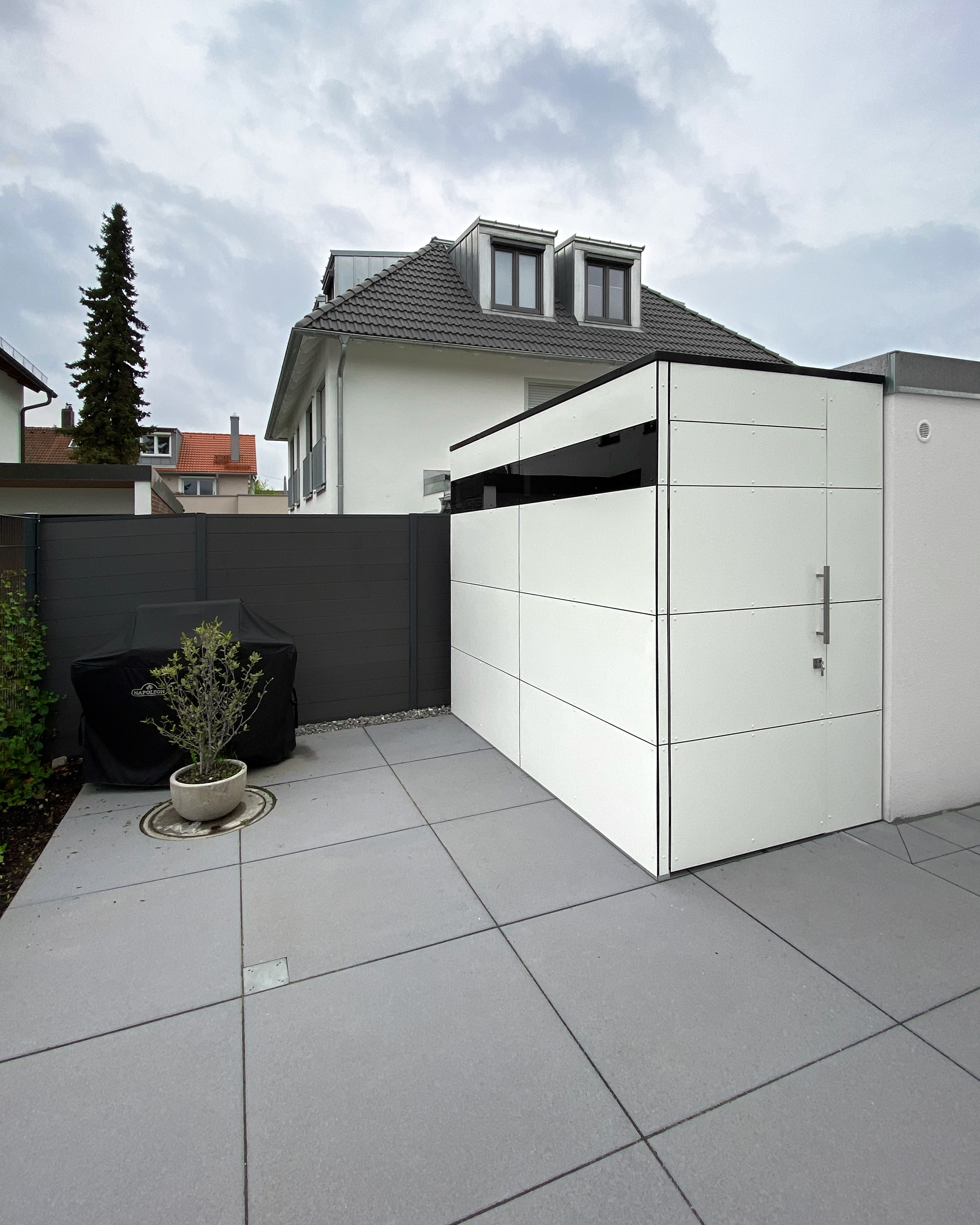 Abri de jardin étroit attenant au garage 2