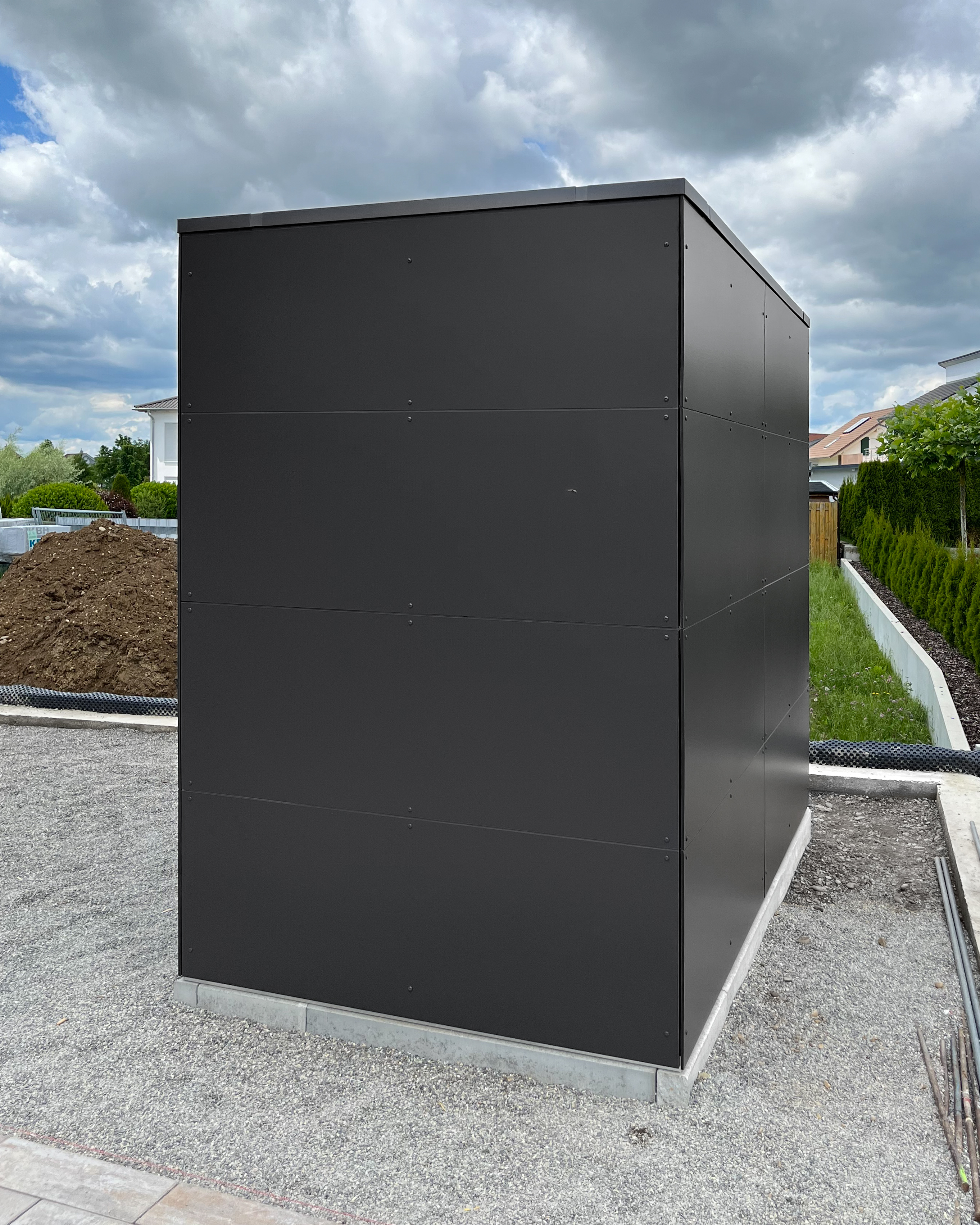 Abri de jardin anthracite dans le fond du jardin 2