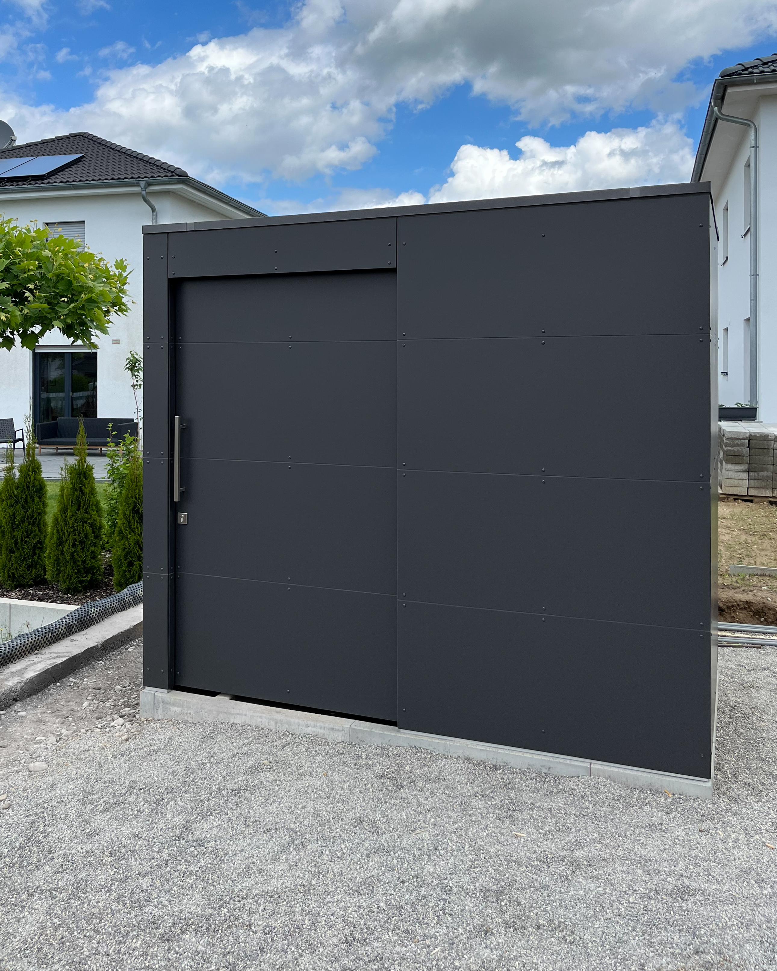 Abri de jardin anthracite dans le fond du jardin 7