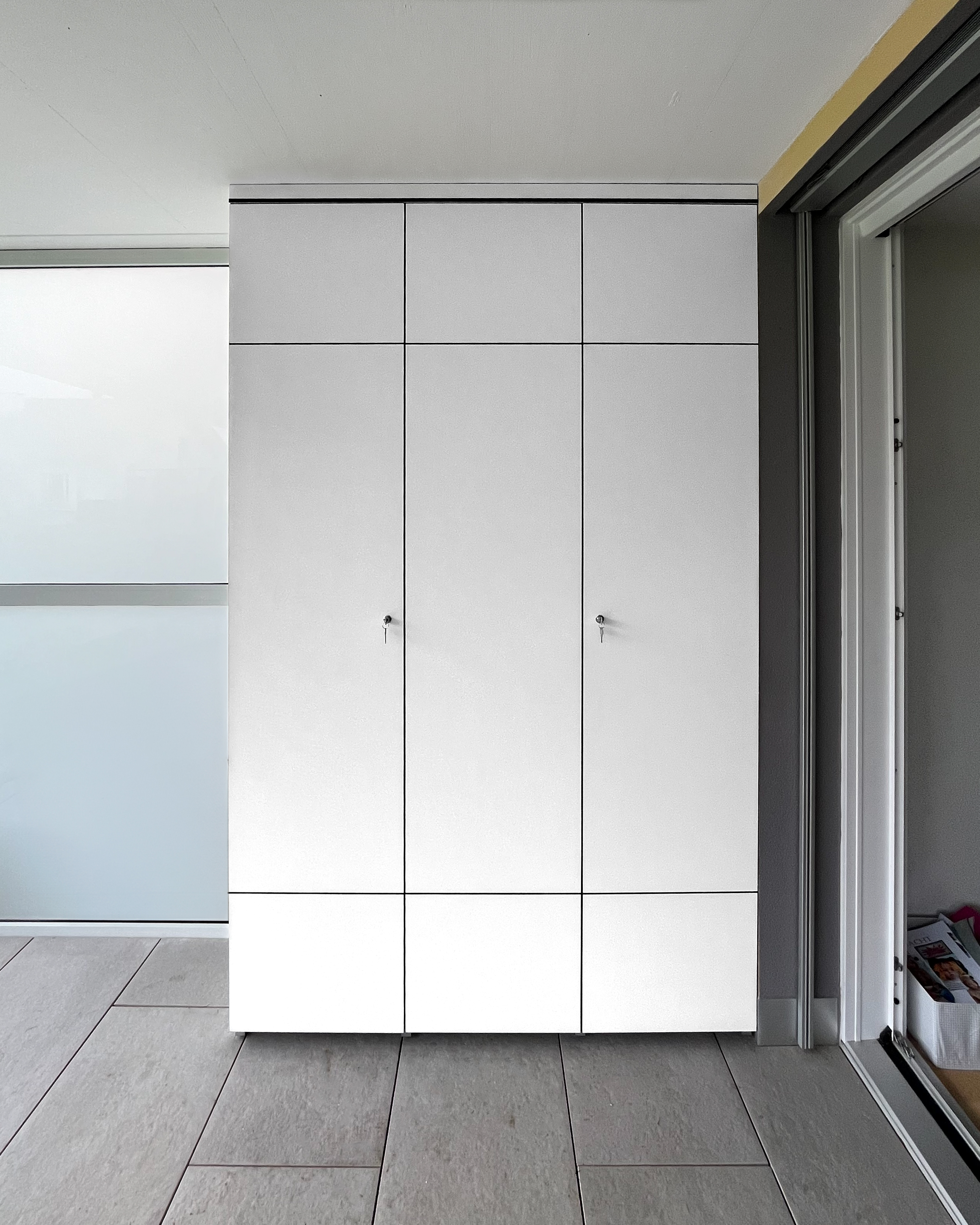 Armoire de balcon sur mesure en blanc avec beaucoup d'espace de rangement 2