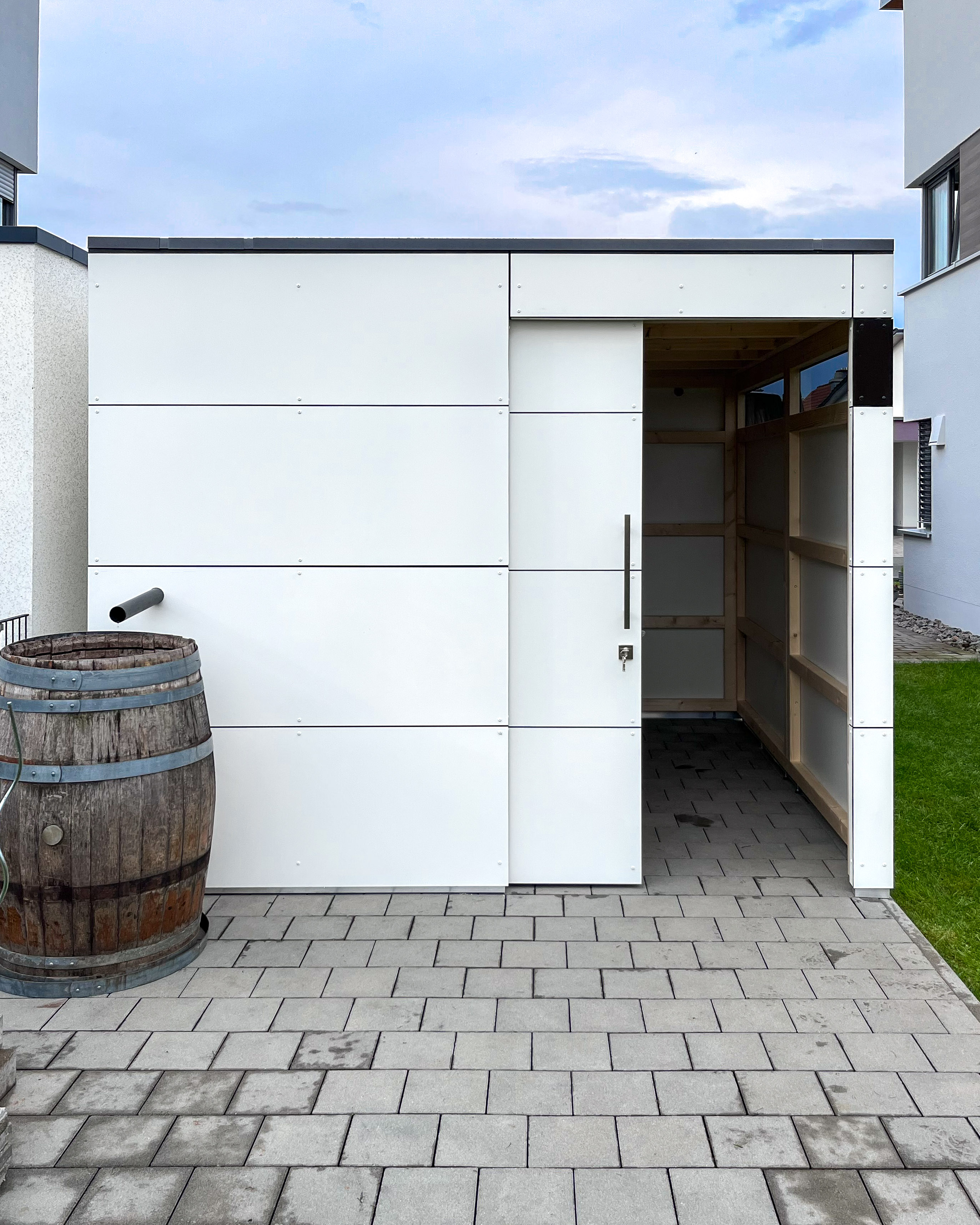 Espace de rangement à côté du garage avec abri de jardin blanc 2