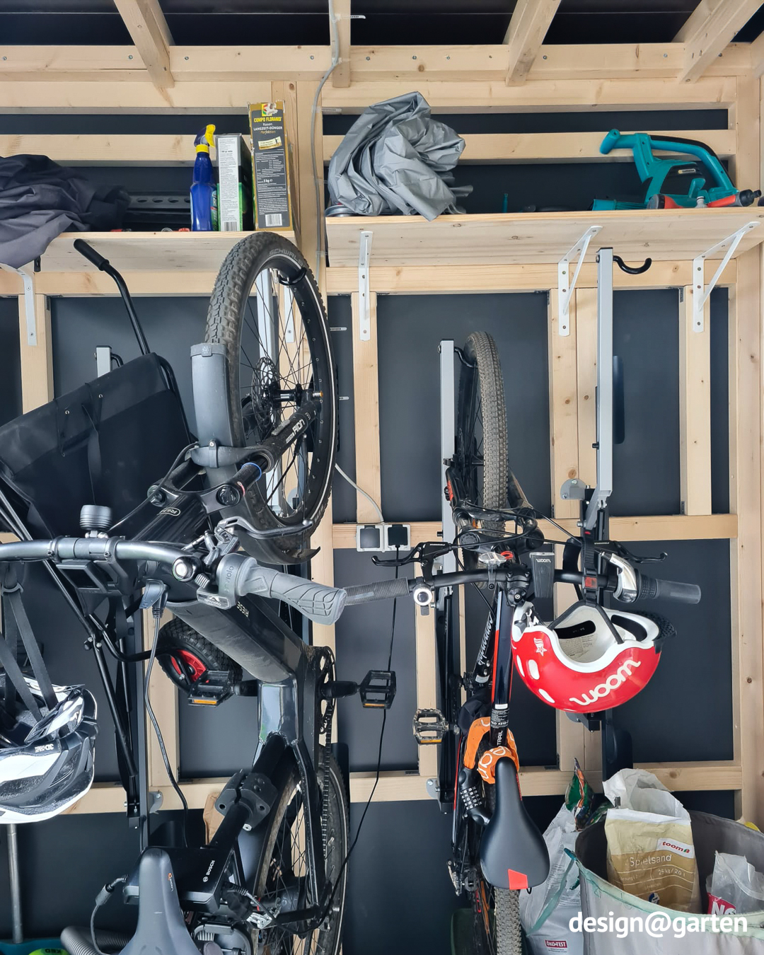 Abri de jardin avec passage et auvent à l'entrée de la maison 3