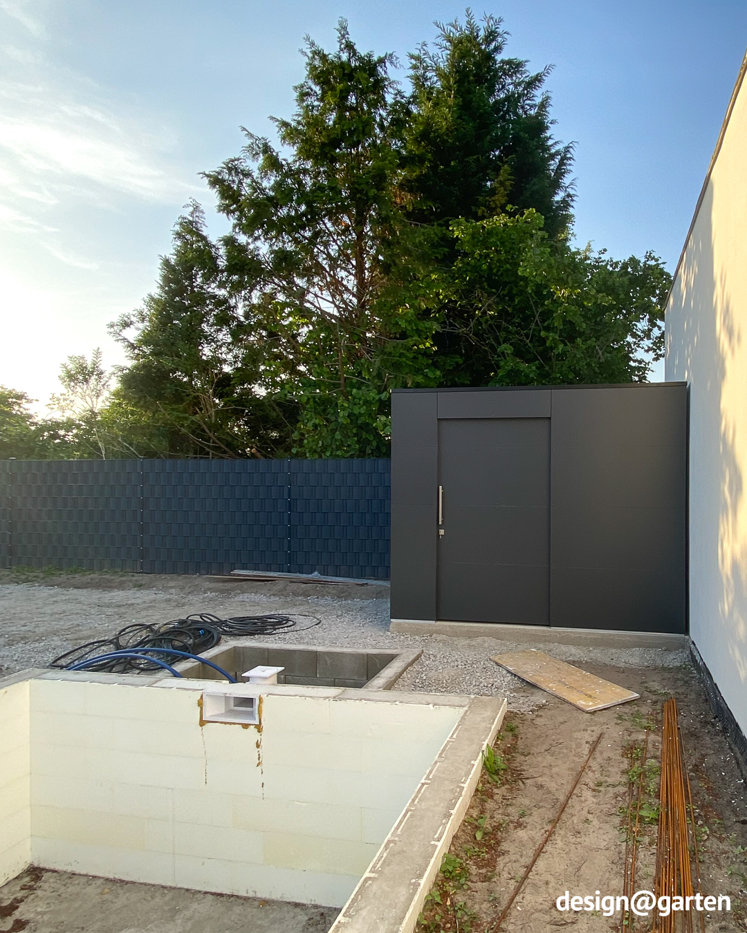 Pool house moderne avec porte coulissante en HPL 3