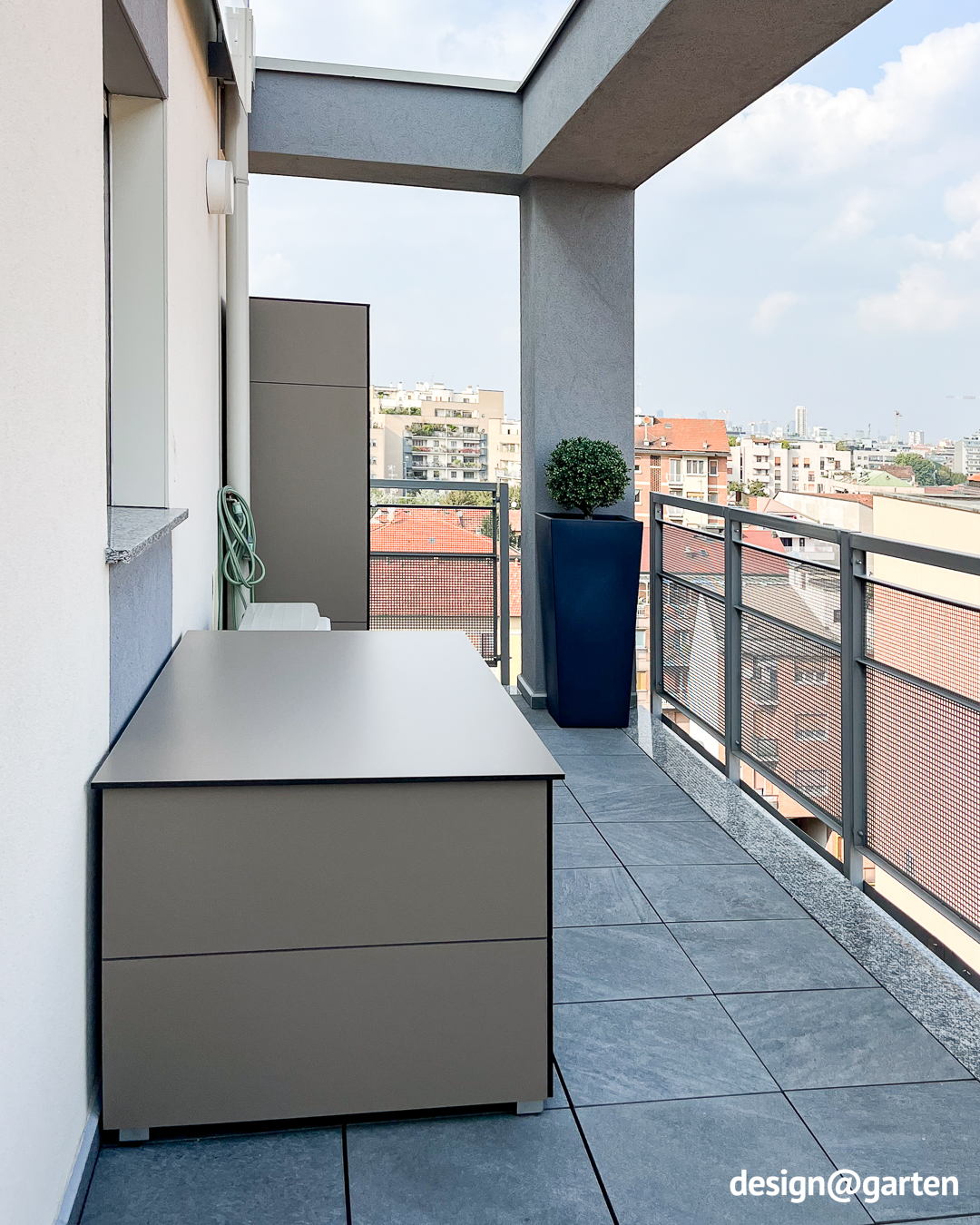 Coffre de jardin et armoire de jardin sur la terrasse du toit 1