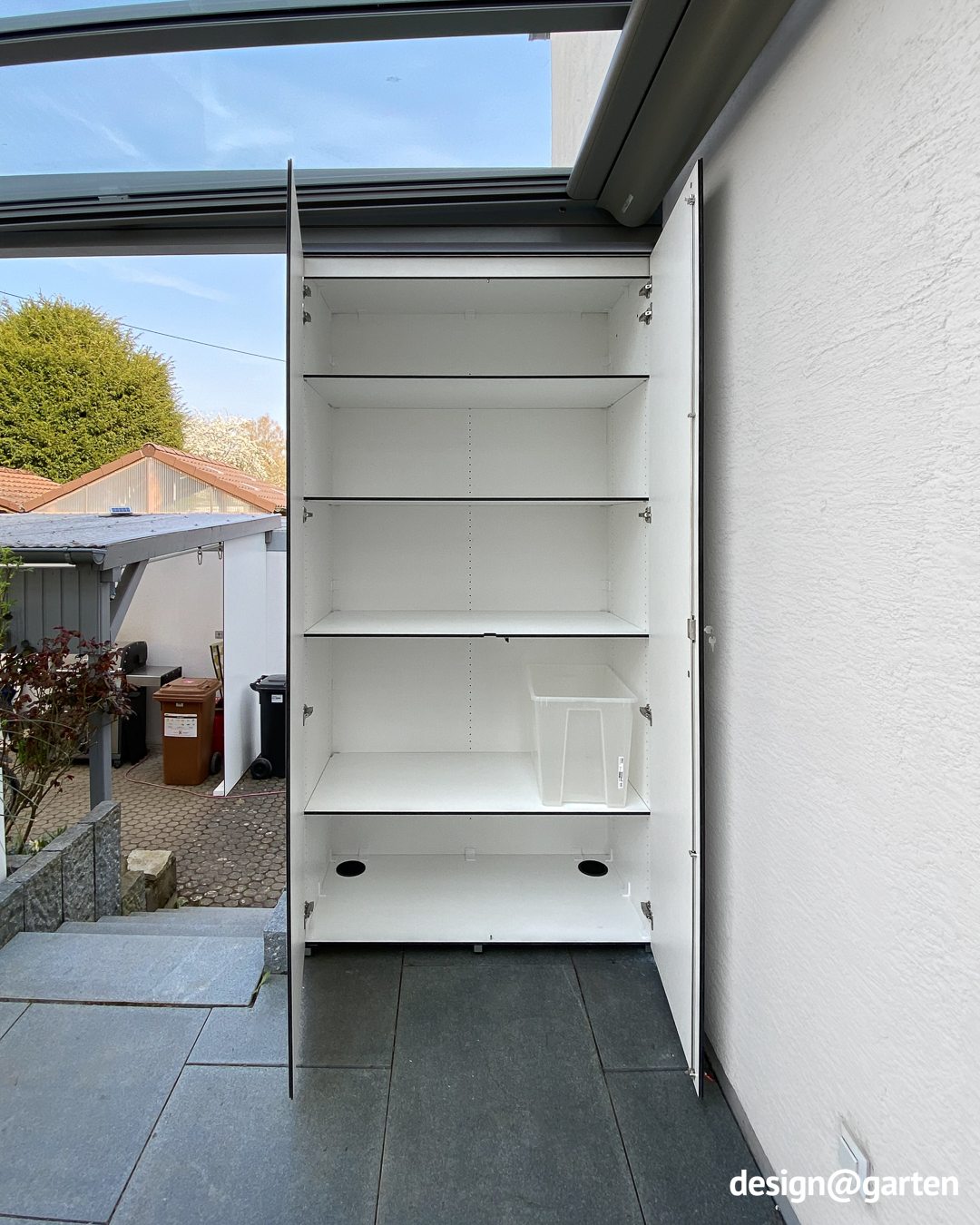 Armoire de terrasse blanche aux dimensions compactes 1