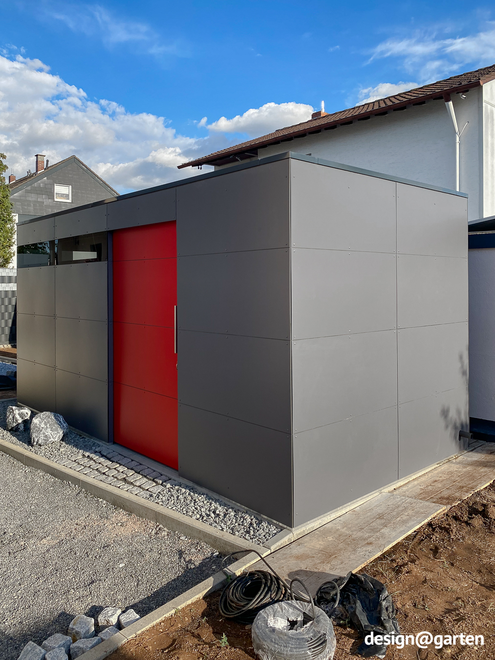 Abri de jardin multicolore anthracite avec porte rouge 2