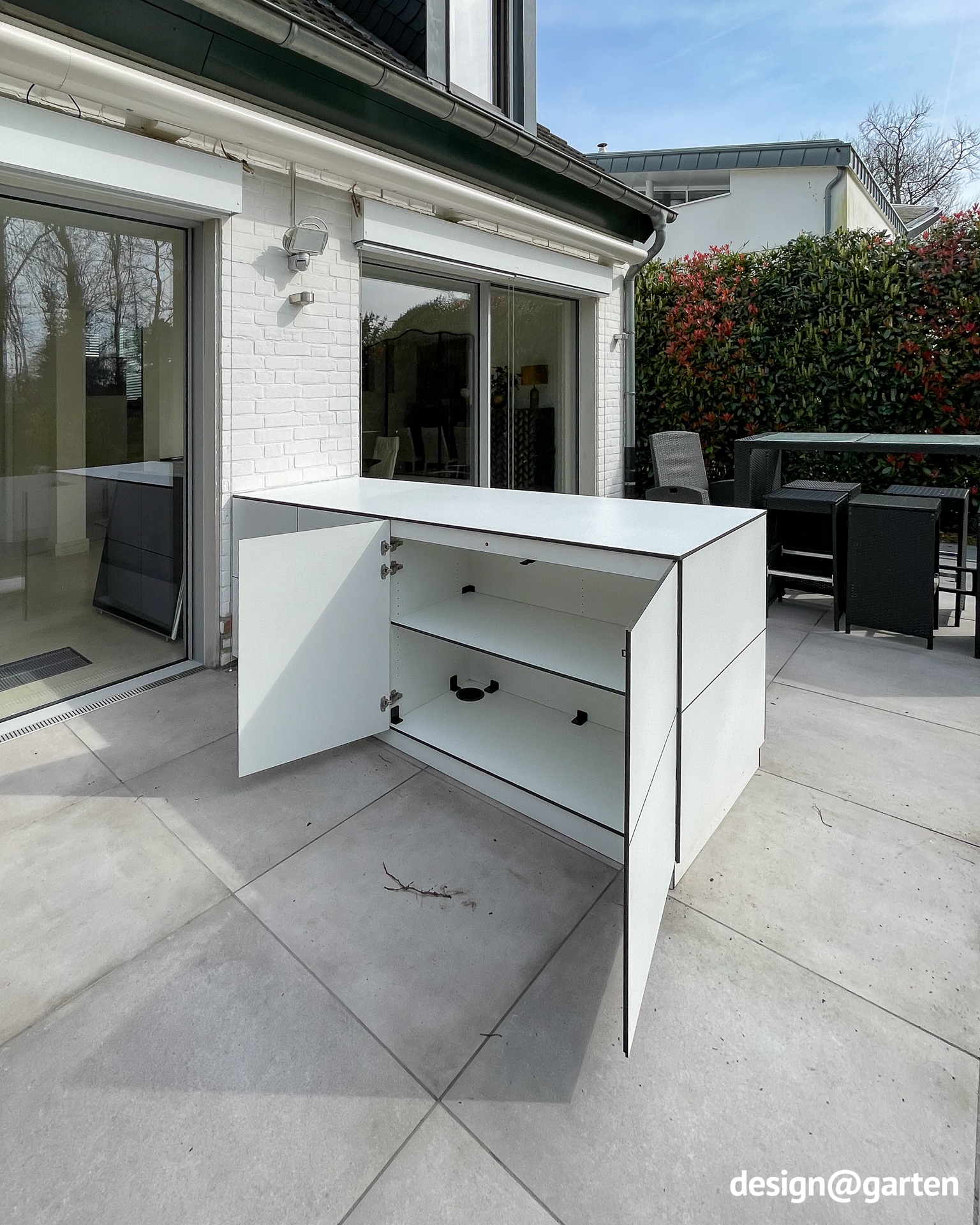 Buffet large design pour la terrasse avec espace de rangement des deux côtés 1