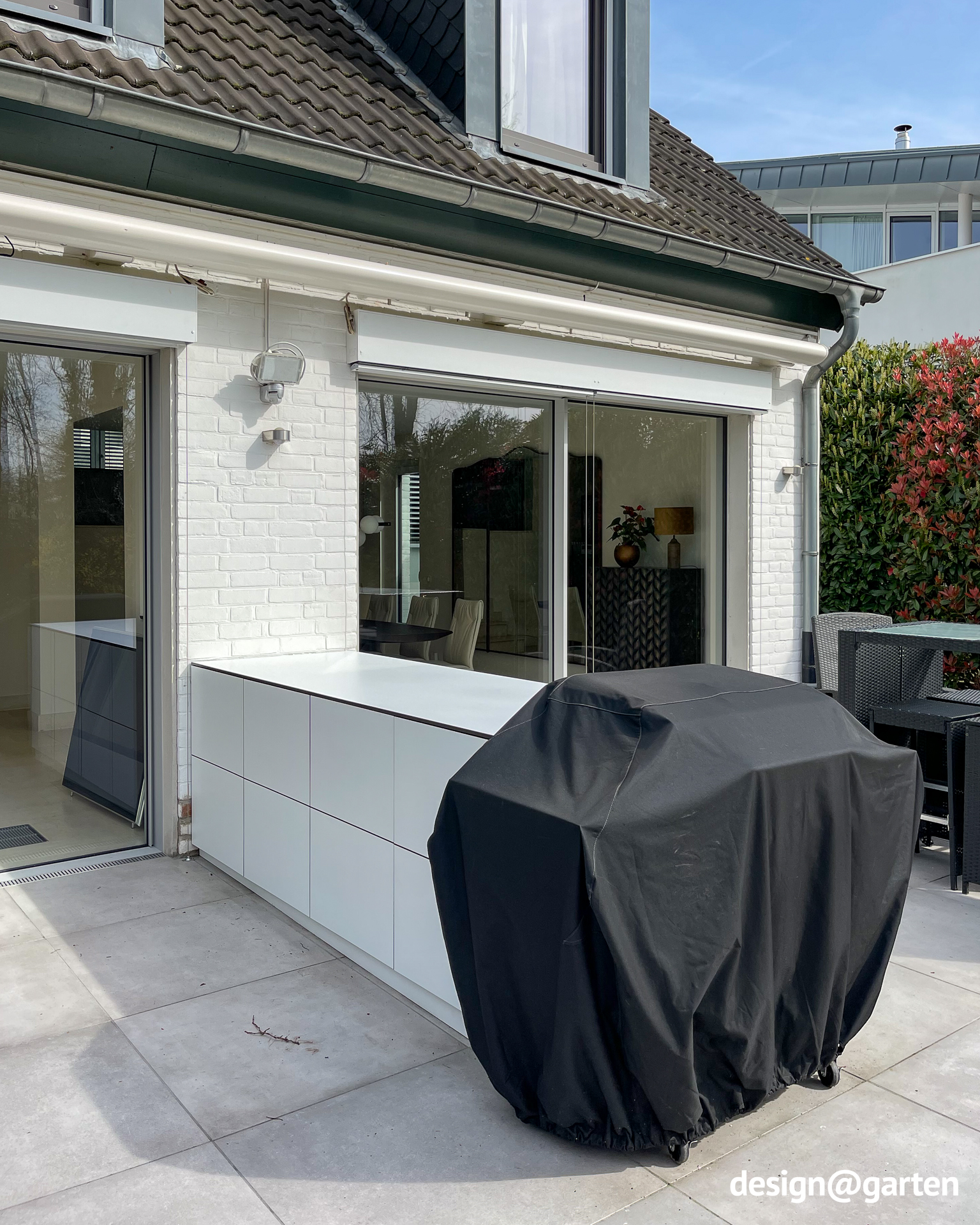 Buffet large design pour la terrasse avec espace de rangement des deux côtés 3