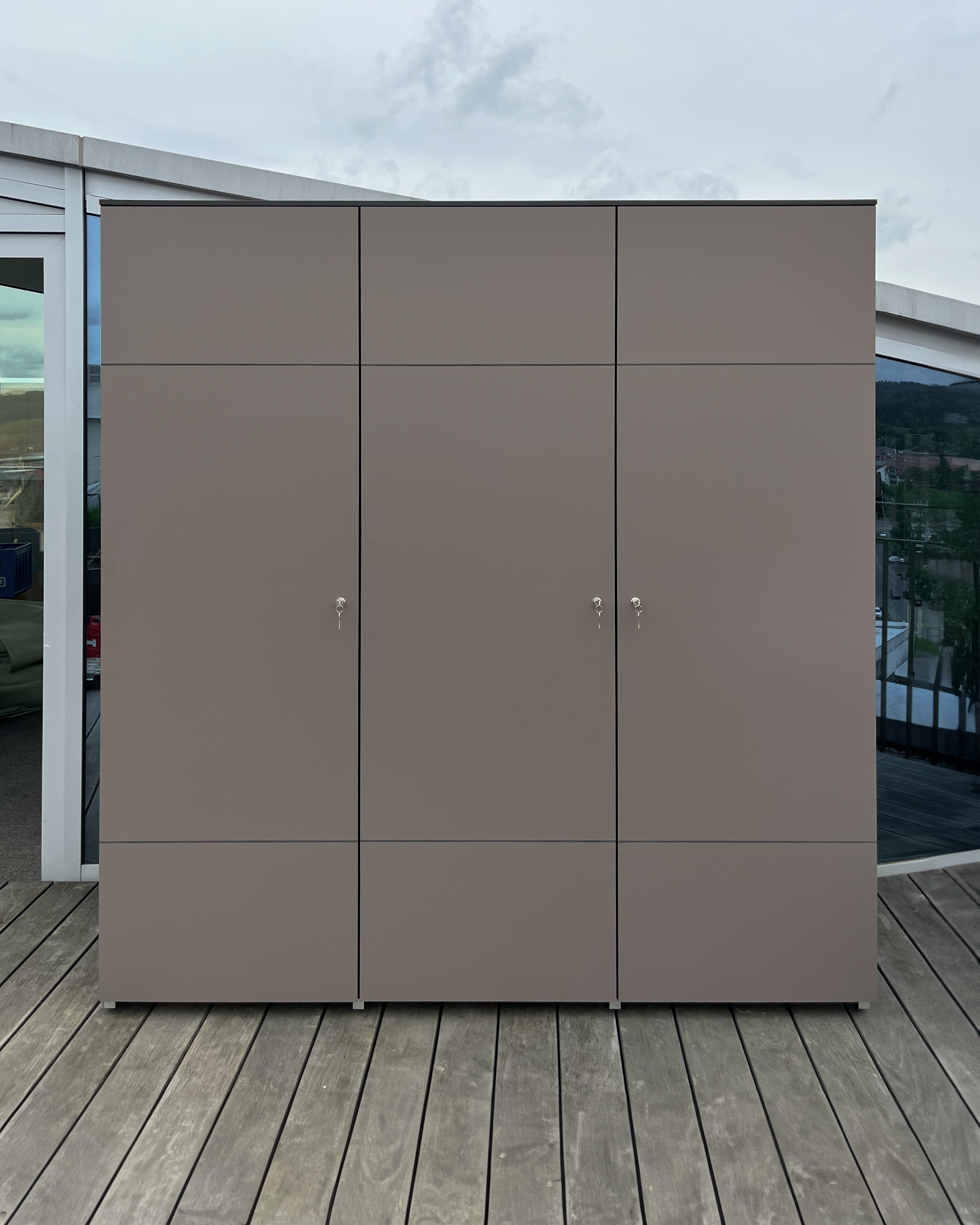 Armoire haute en Toscane pour la terrasse sur le toit de l'hôtel Allegra à Kloten 2
