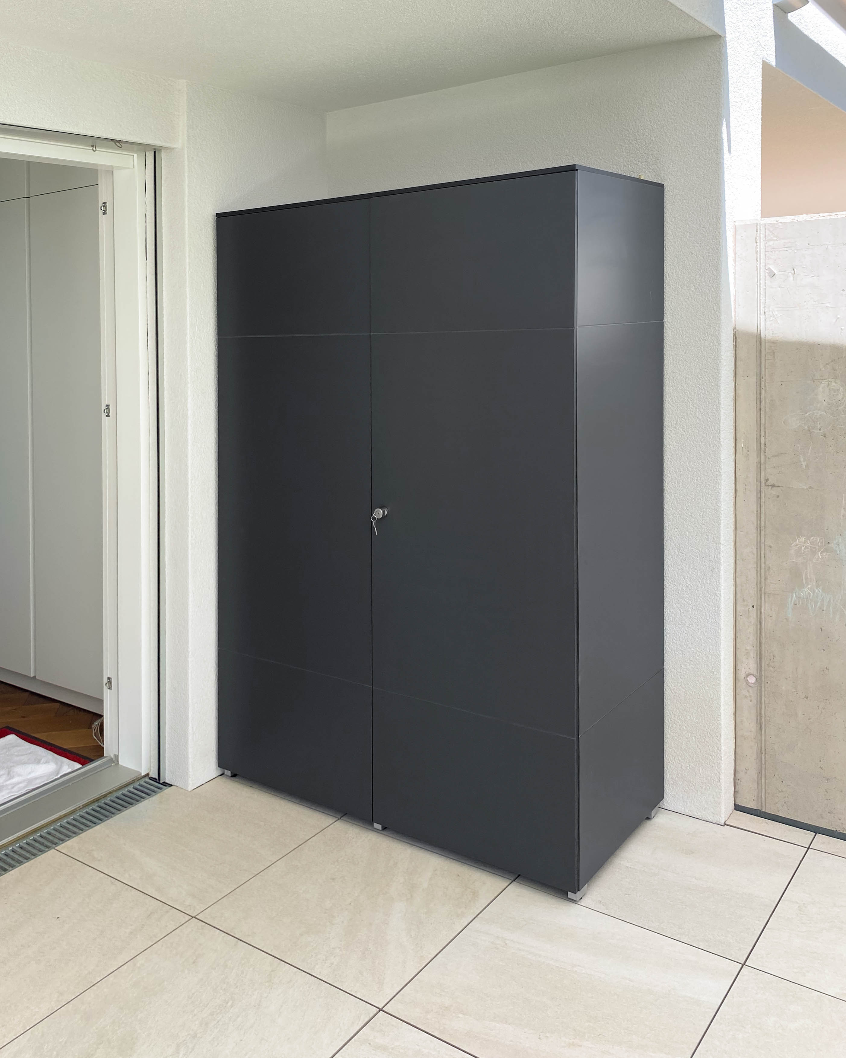 Grande armoire d'extérieur avec plusieurs étagères 1