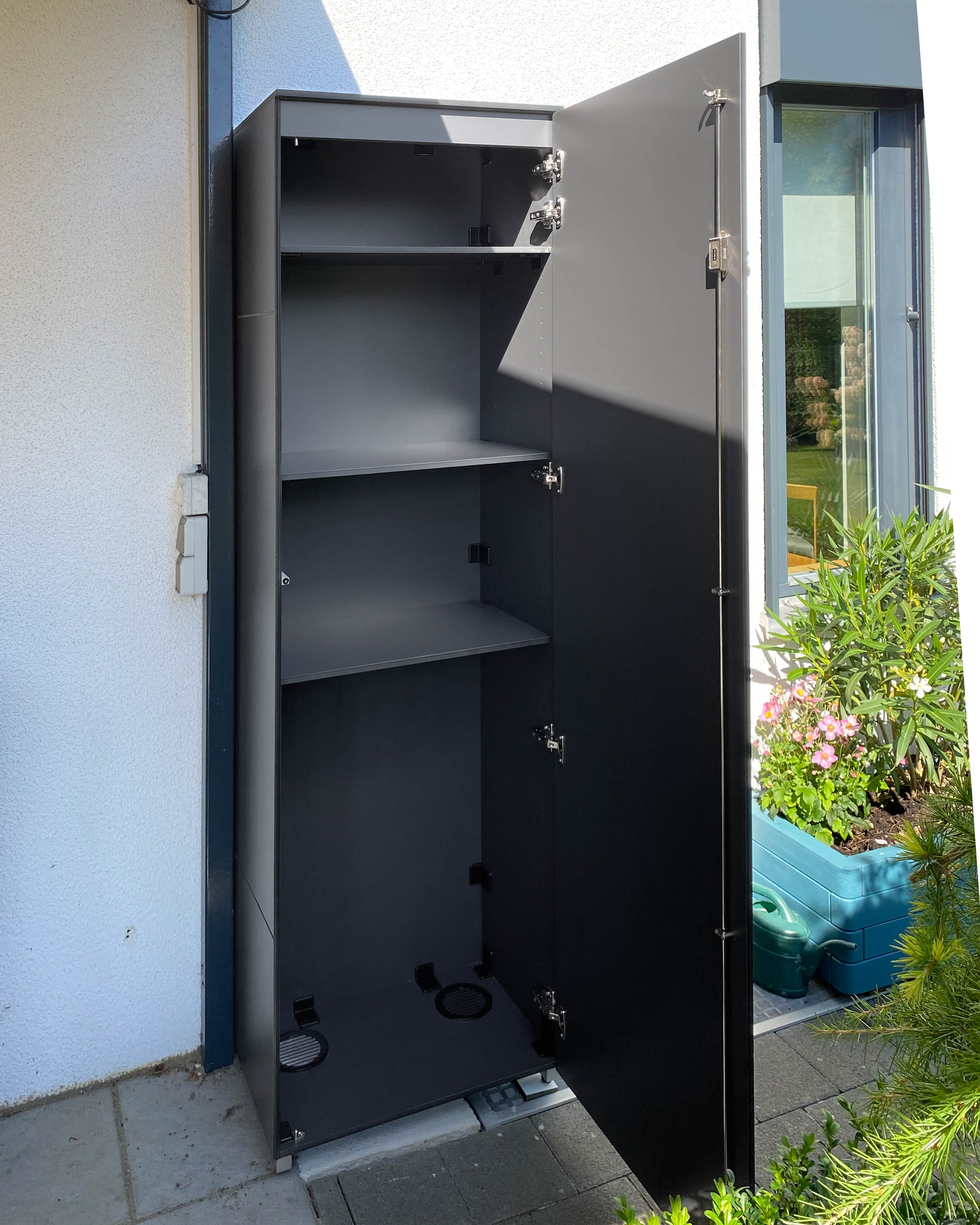 Armoire de jardin étroite avec grand espace de rangement 1