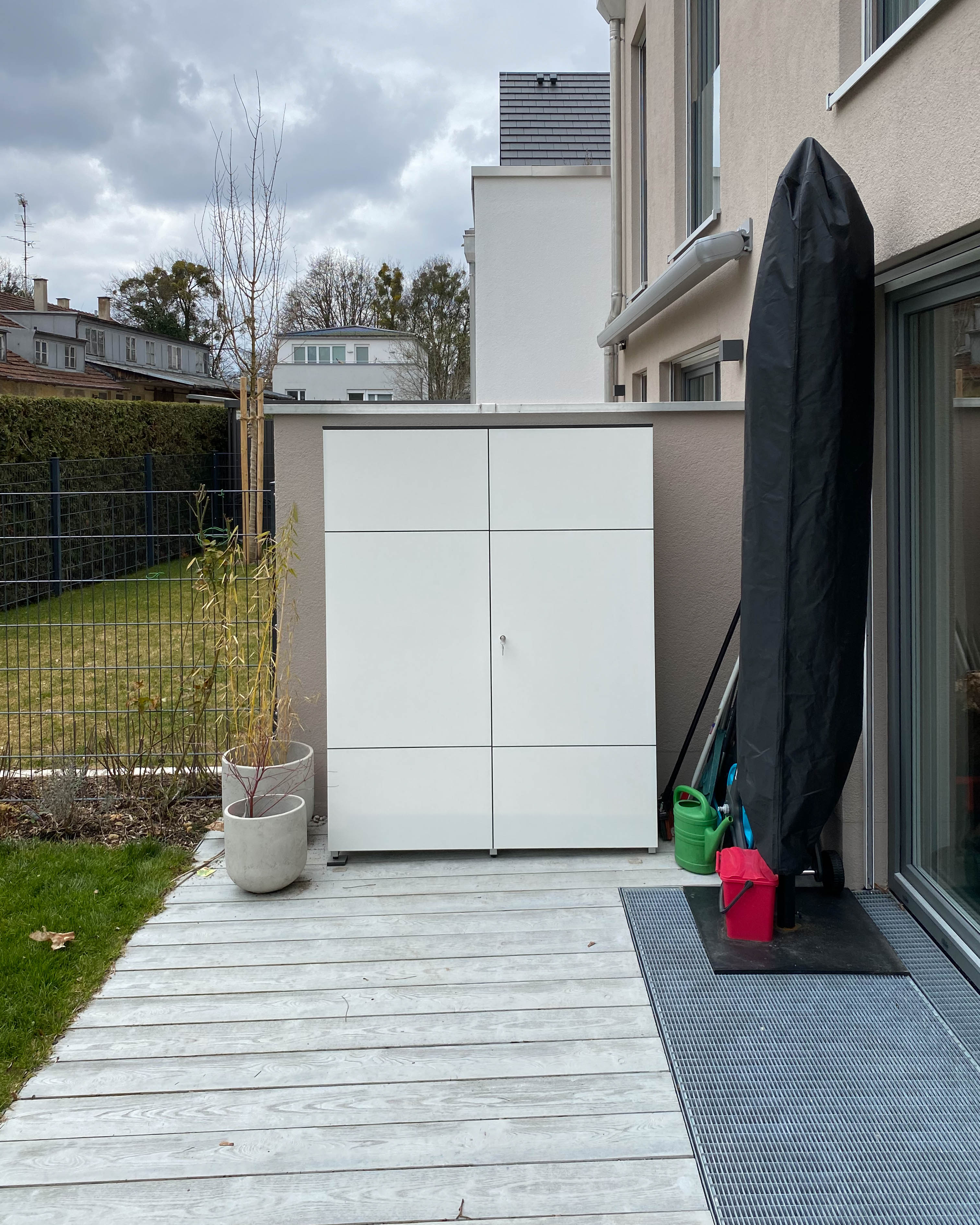 Grande armoire d'extérieur pour la terrasse 1