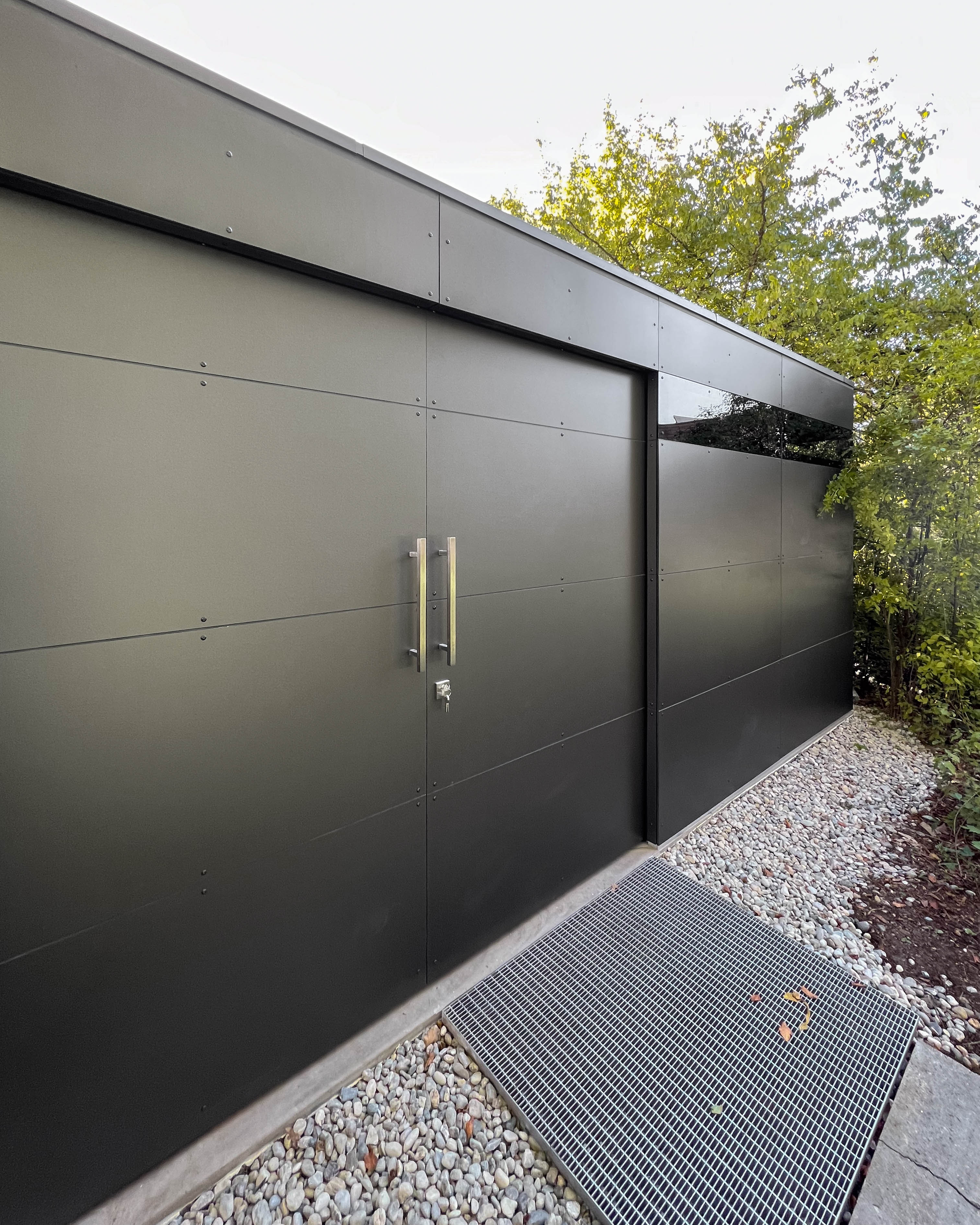 Grande remise de jardin avec double porte coulissante pour un espace de rangement XXL 1