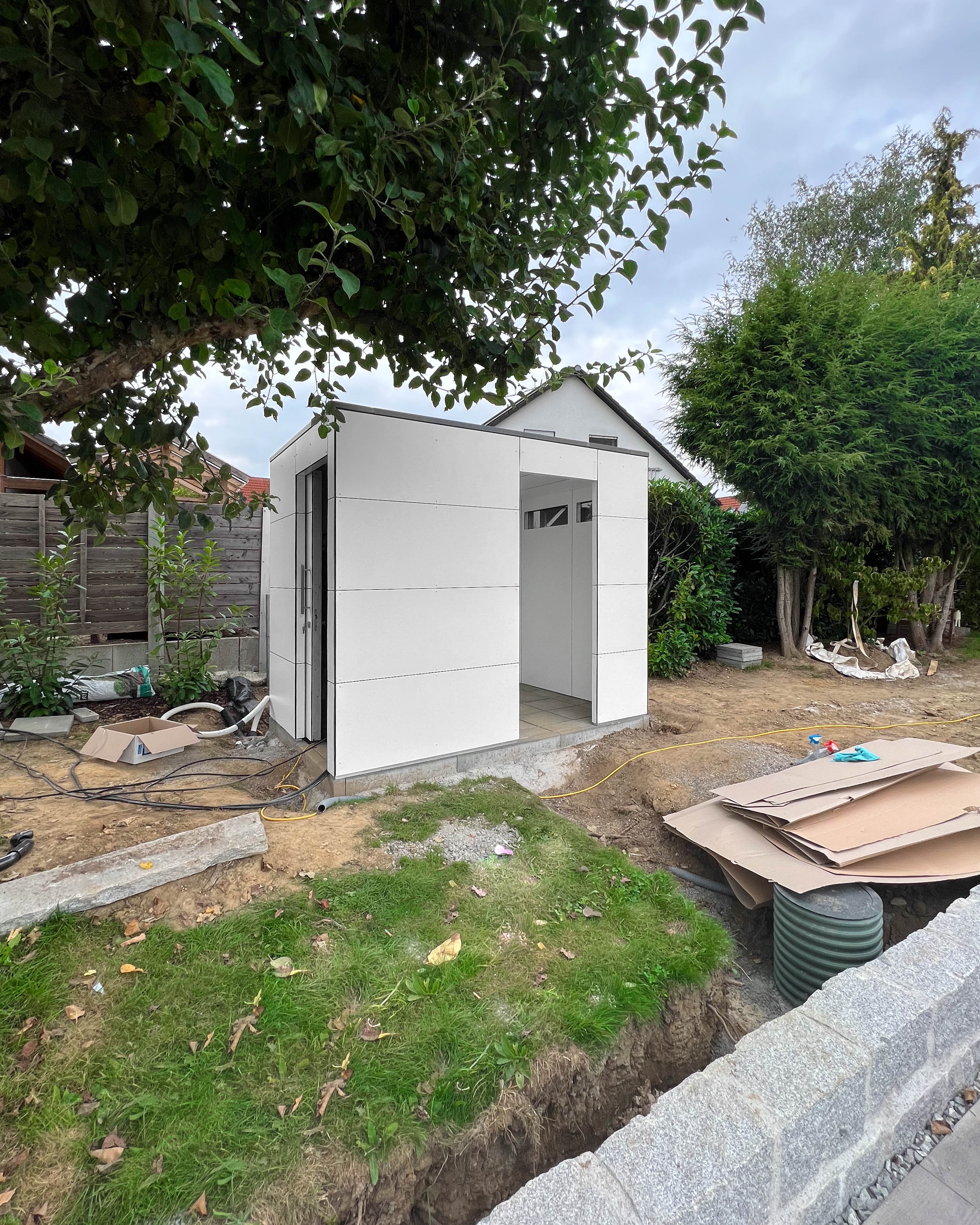Abri de jardin avec douche extérieure et équipement pour piscine 2
