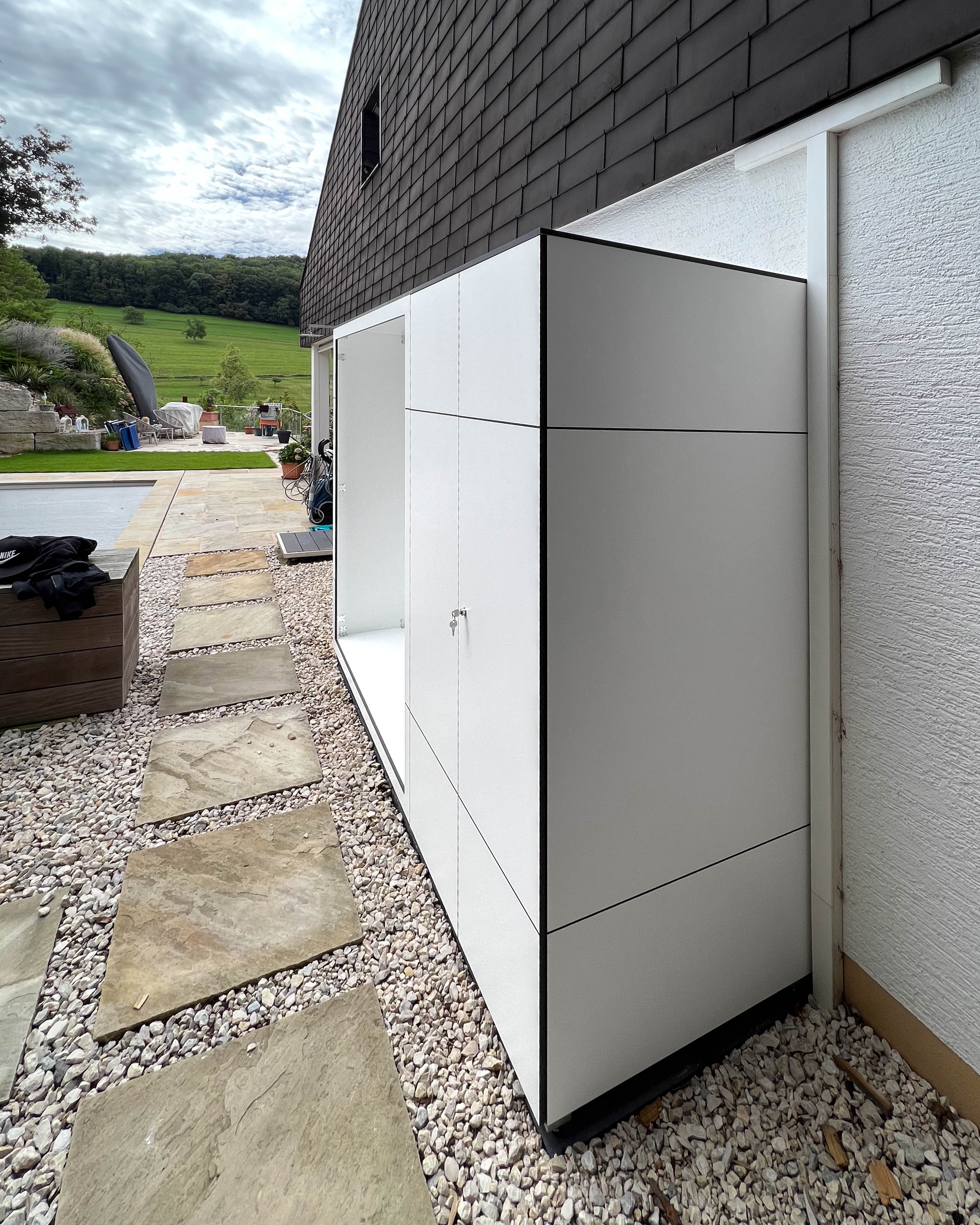 Bûcher avec espace de rangement attenant 1