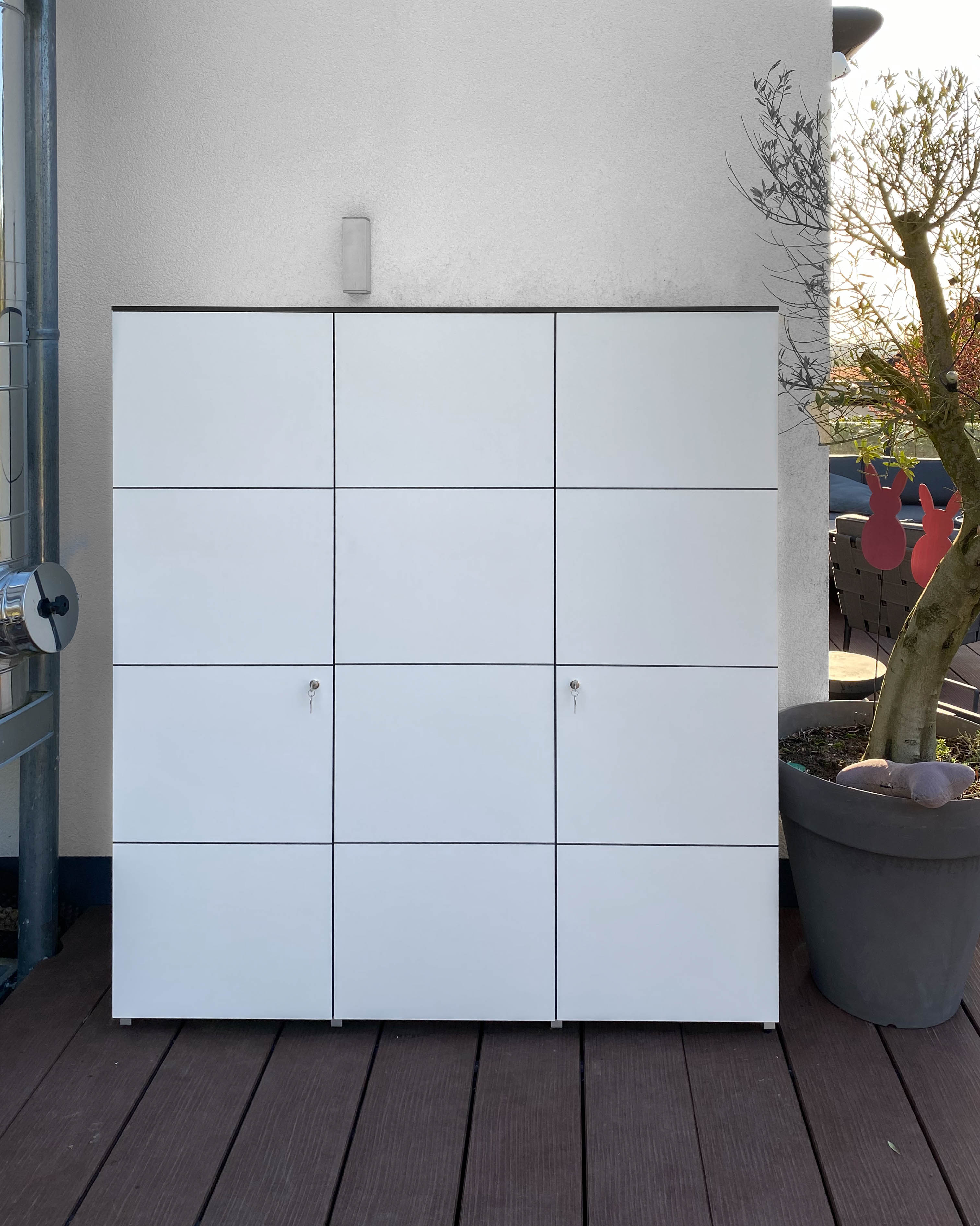 Armoire haute avec beaucoup d'espace de rangement 1