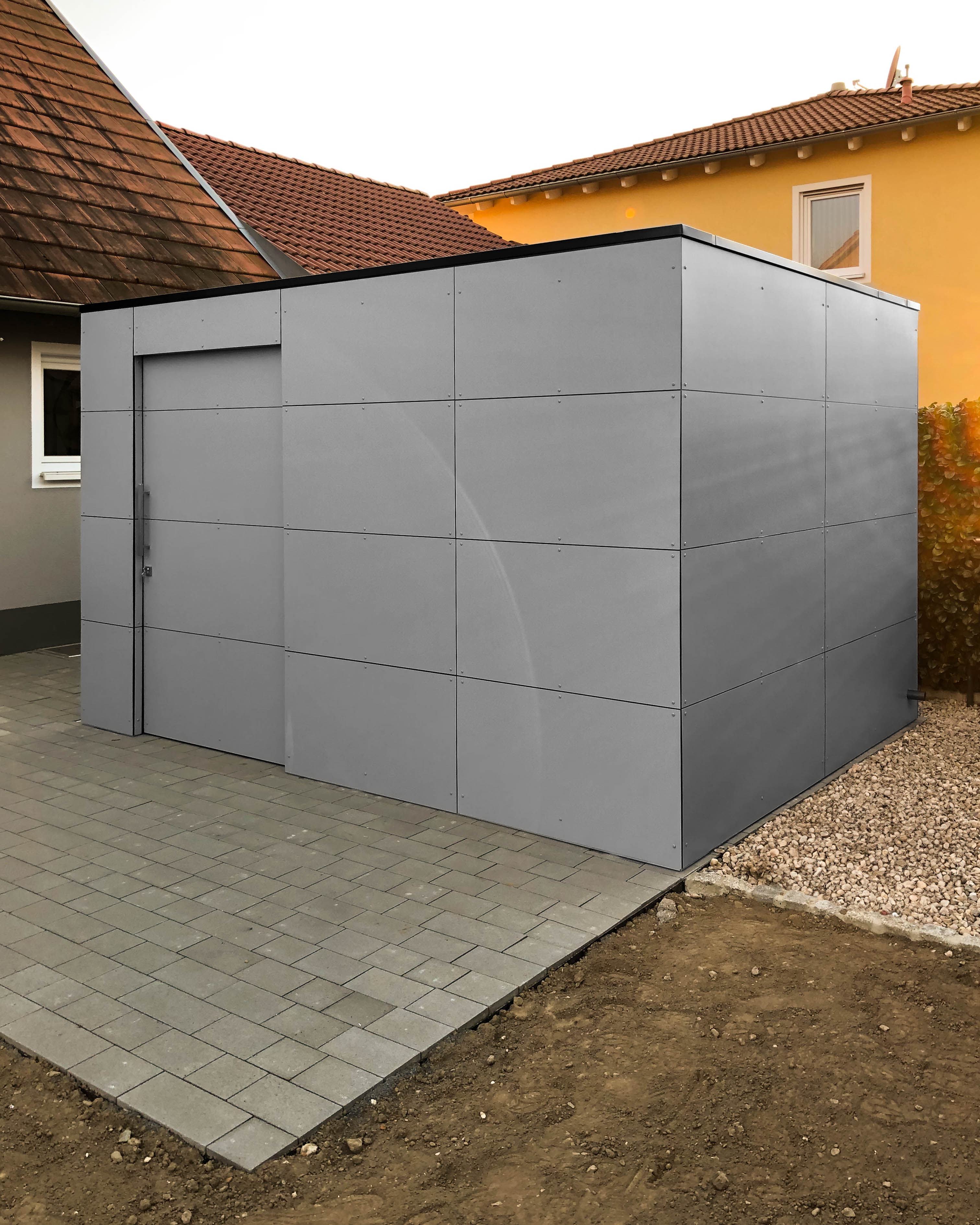 Grande cabane de jardin design gris mat avec zone de manœuvre confortable 2