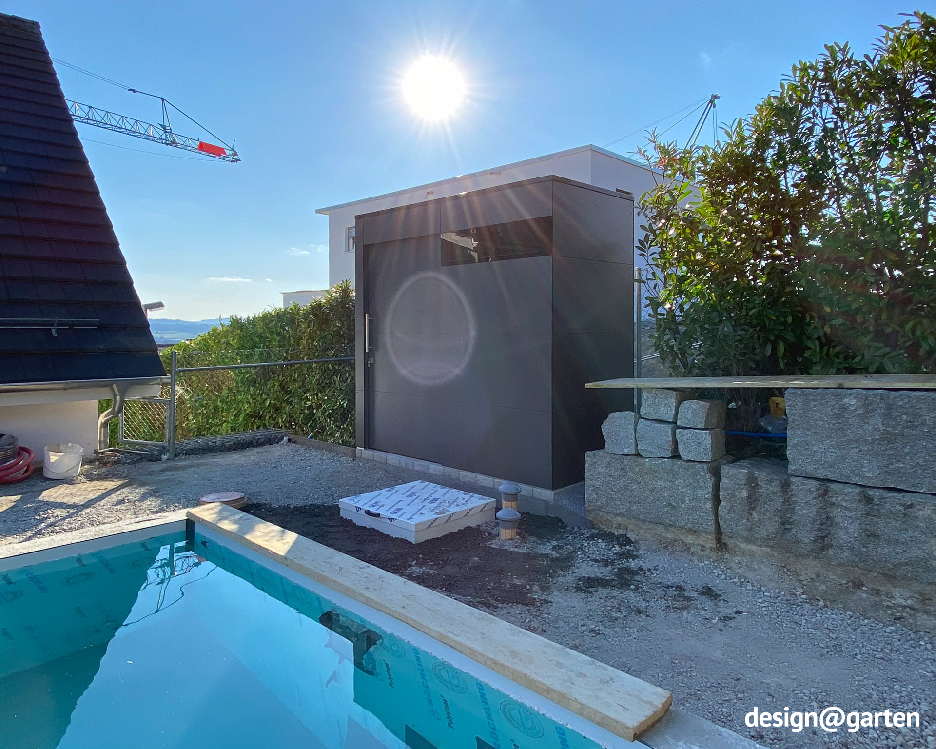 Local technique pour piscine dans le jardin sous forme de local technique fermé 1