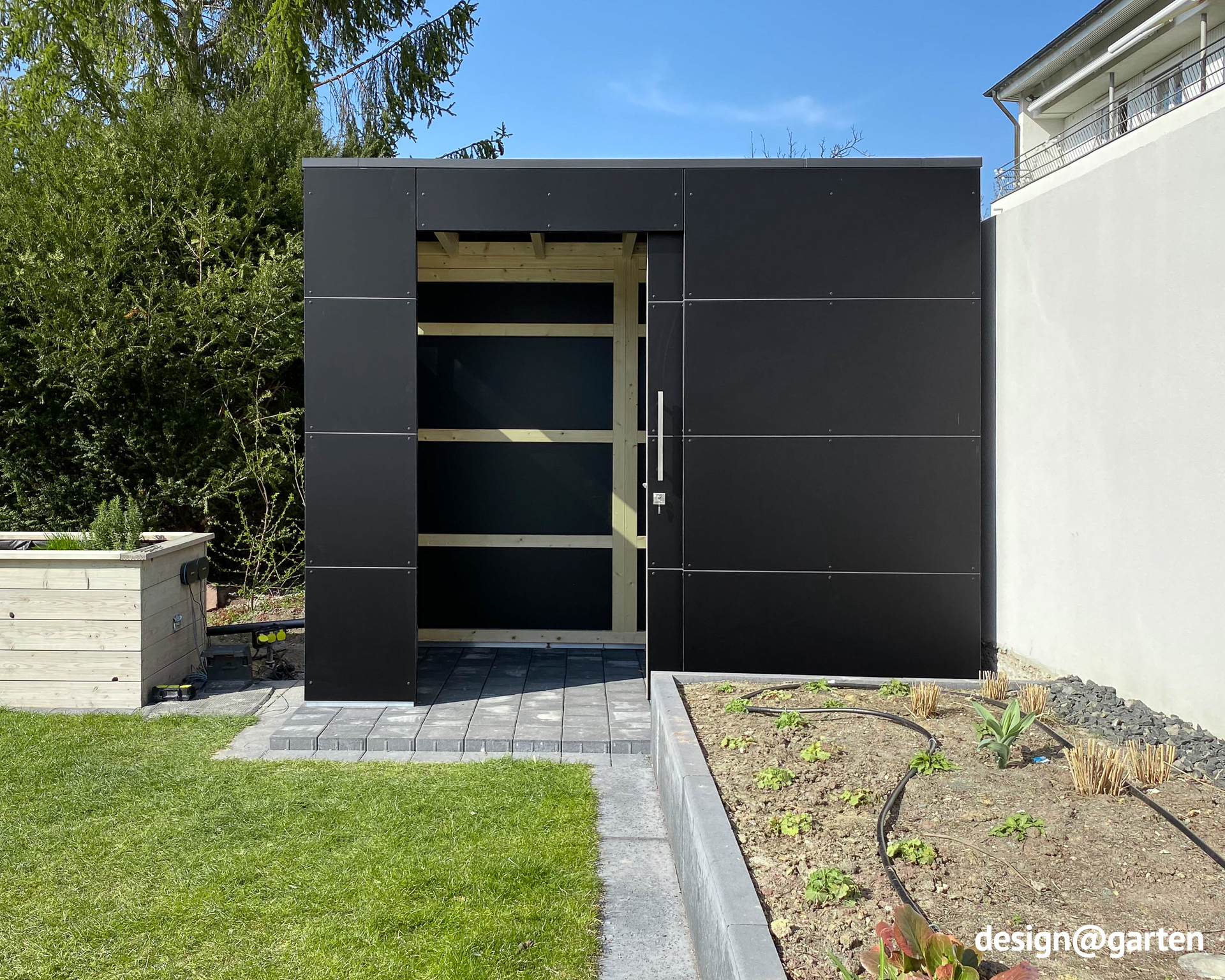 Abri de jardin noir au design moderne 3