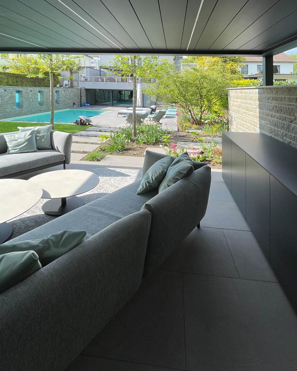 Longue cuisine extérieure avec réfrigérateur intégré 3