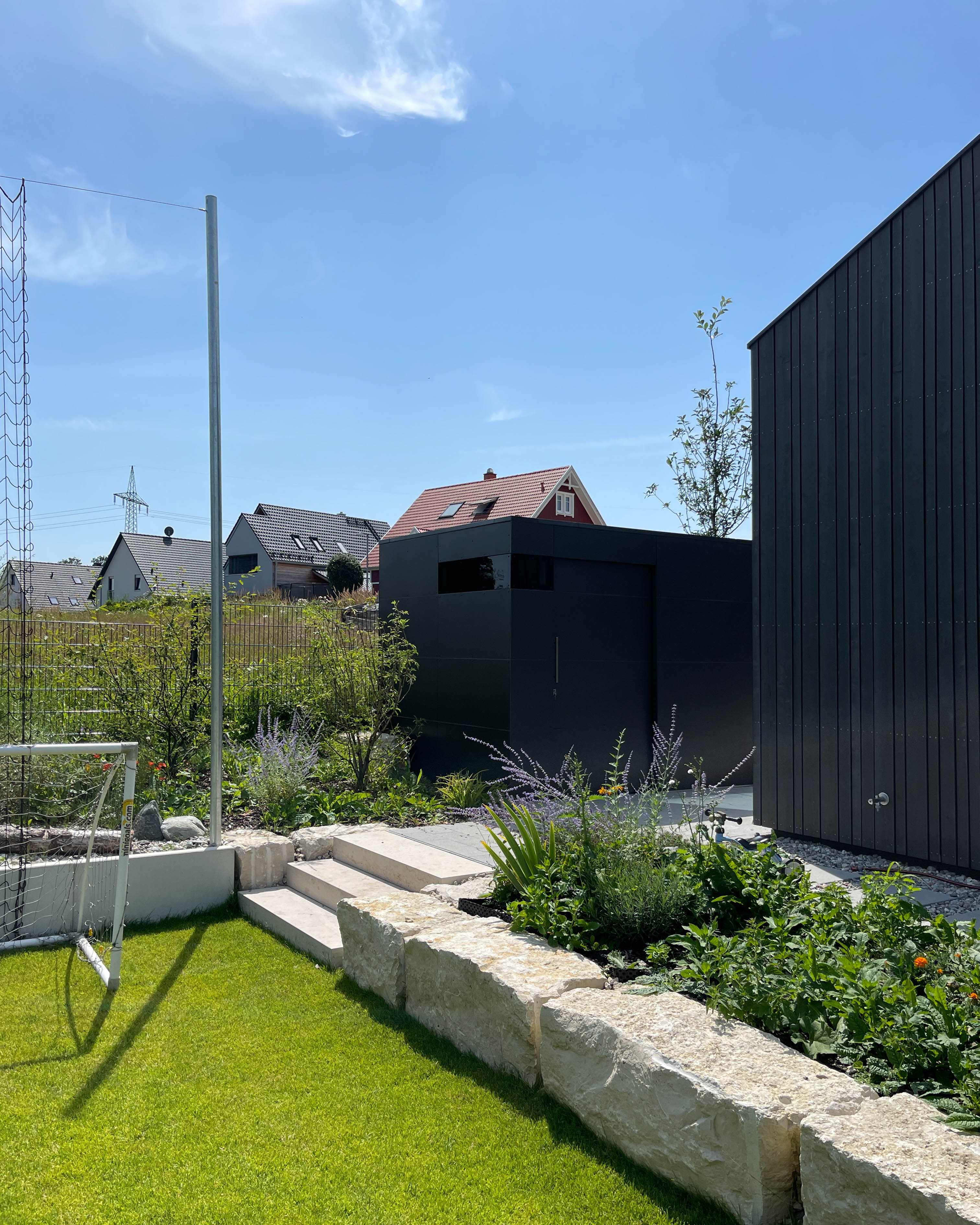 Abri de jardin moderne noir 1