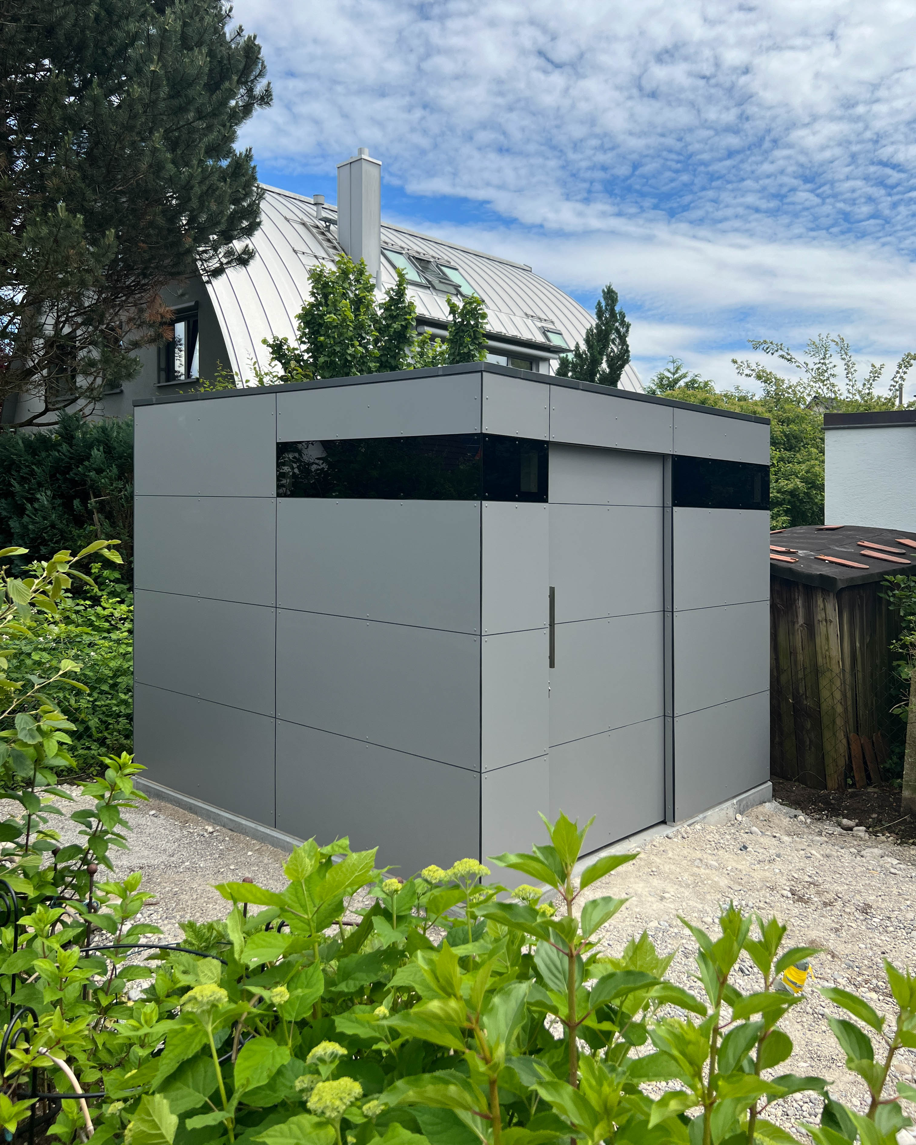 Abri de jardin gris moyen 1