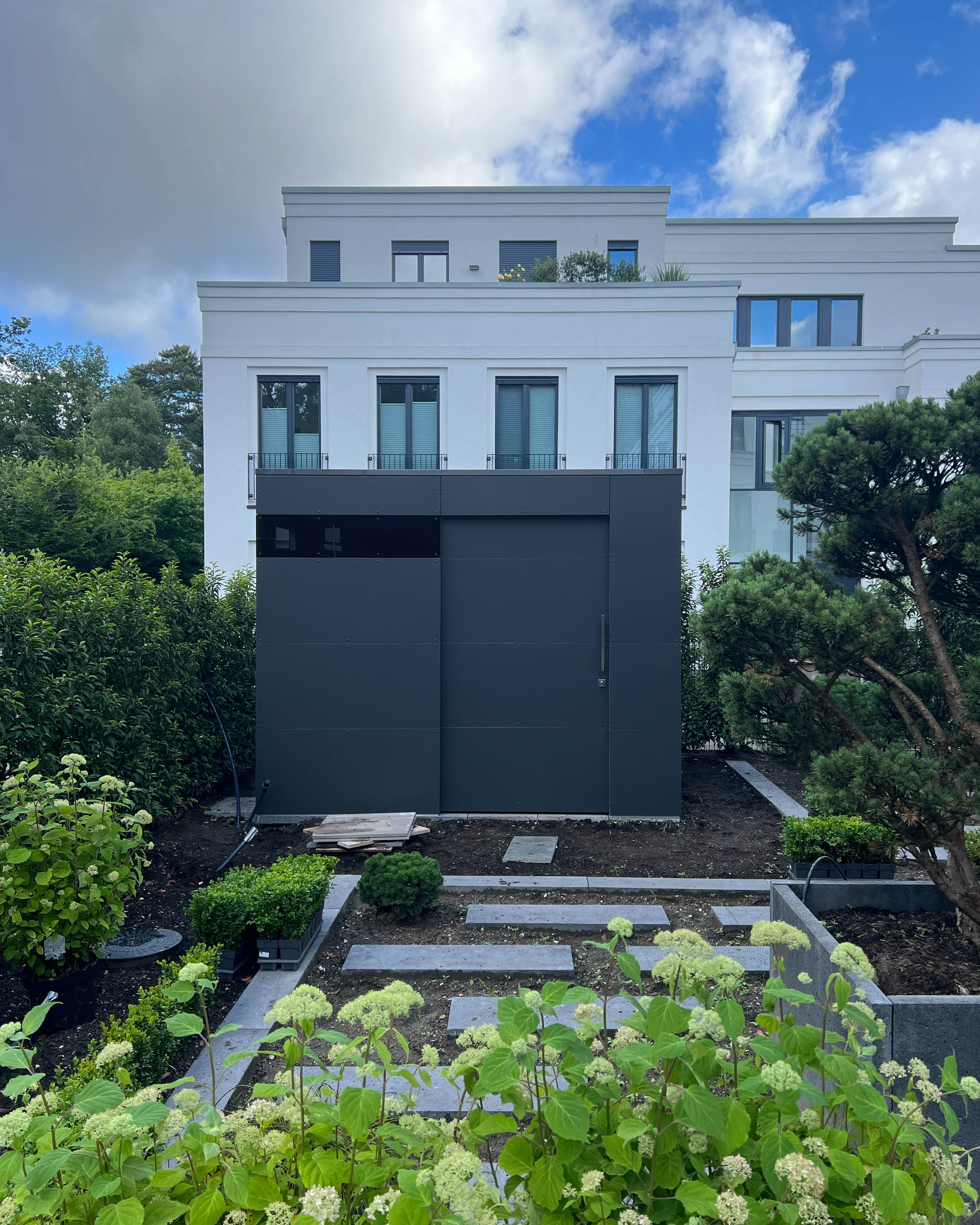 La cabane de jardin dans le jardin devant la maison 1