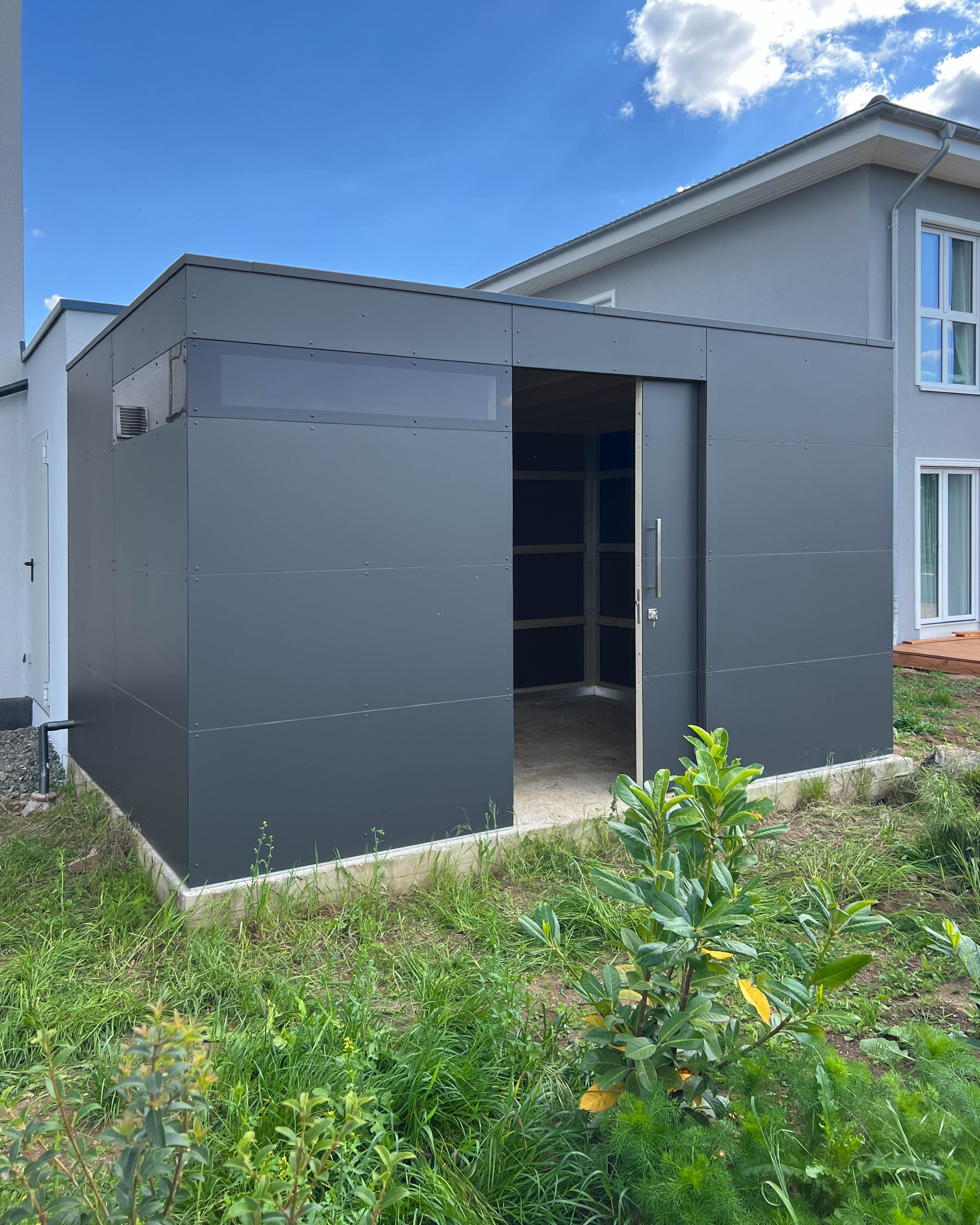 Abri de jardin élégant en anthracite, directement attenant à la maison 1