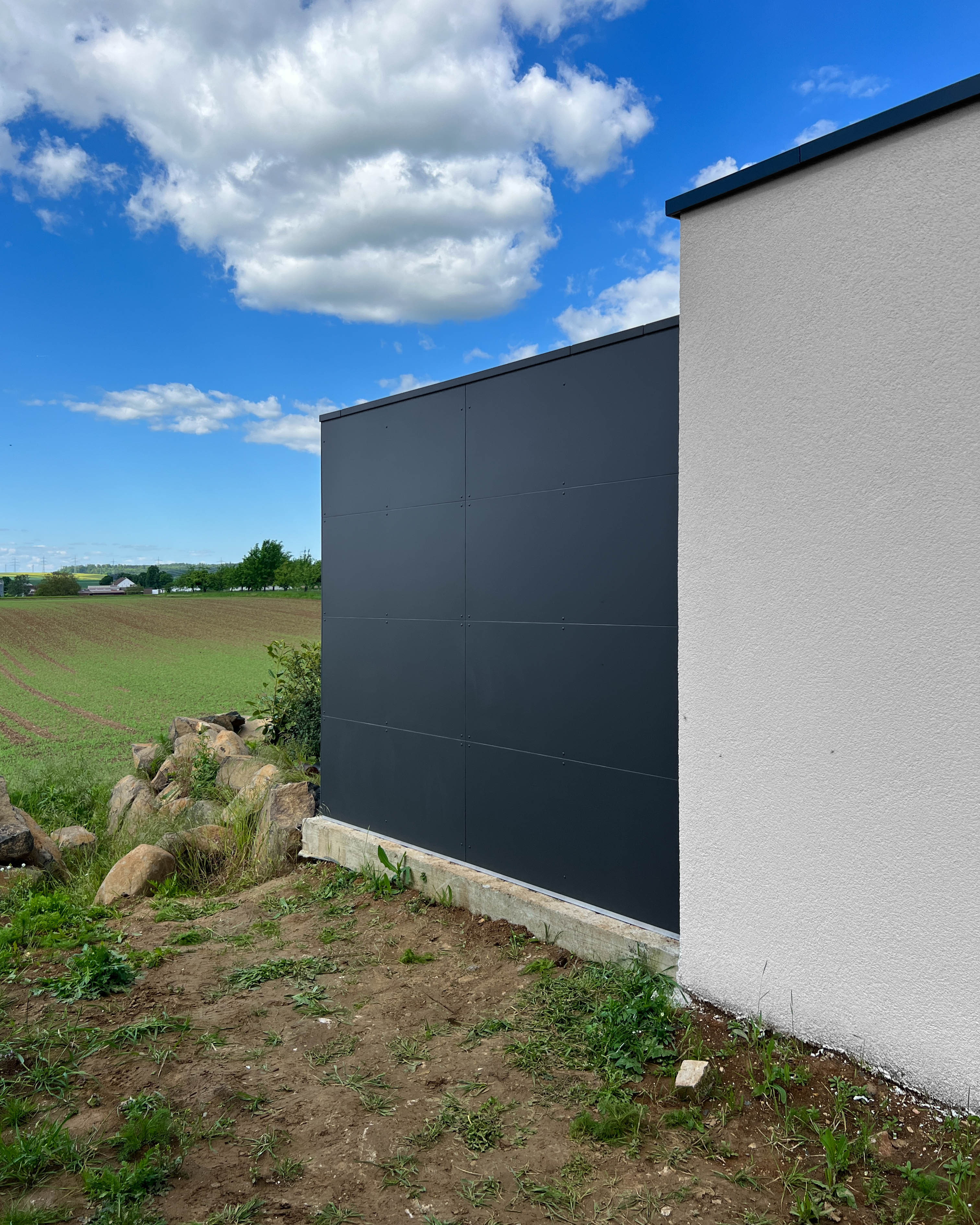 Abri de jardin élégant en anthracite, directement attenant à la maison 2