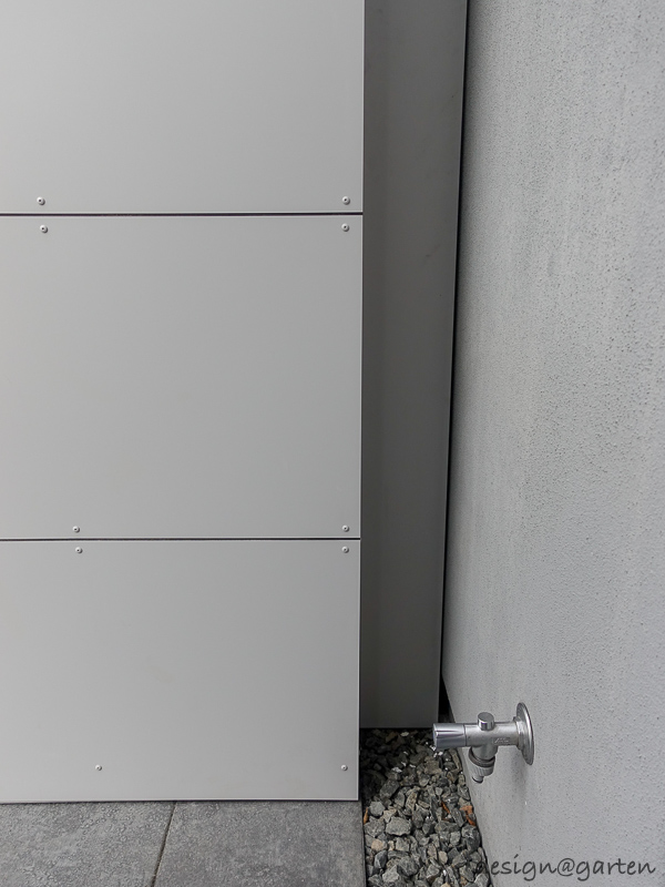 Integrazione armoniosa: cabina elettrica con tetto piano