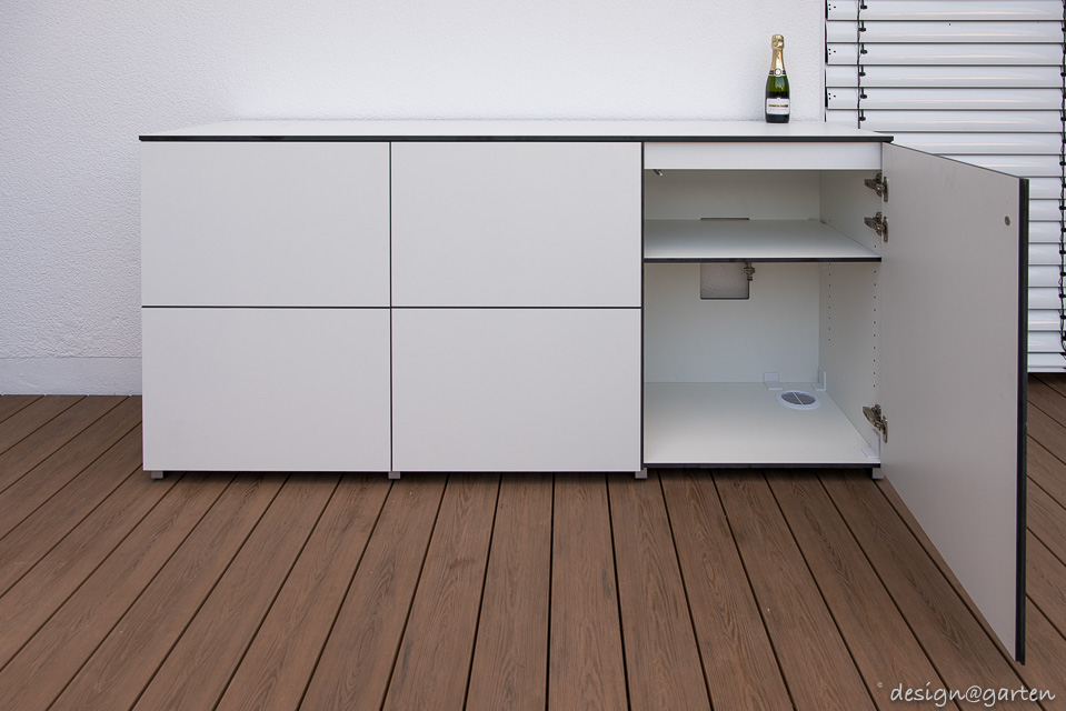 Soluzione su misura per la piscina: l'ampio armadio da terrazza