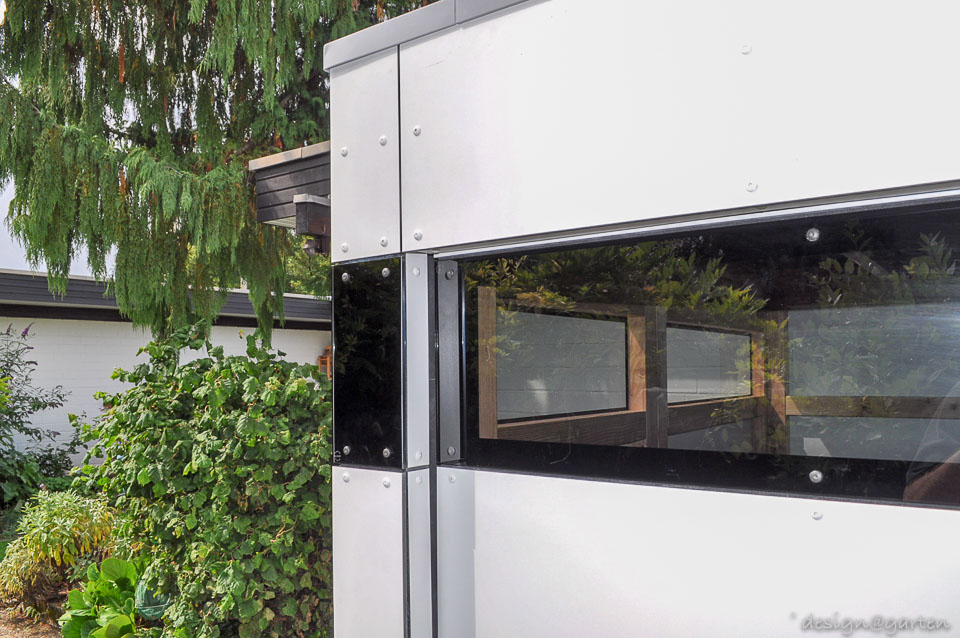 Una coppia armoniosa: pergola quadrata in un quartiere tranquillo