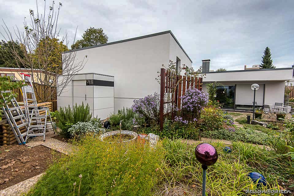 Stabilità architettonica: una casetta da giardino progettata da un architetto come riferimento vivente