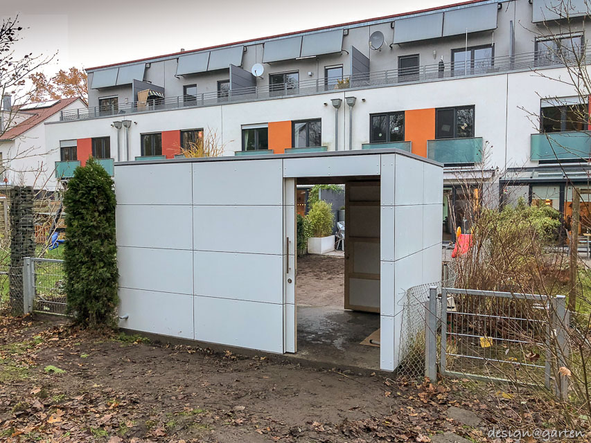 Ordine nel giardino della villetta a schiera: casetta da giardino Cube in HPL