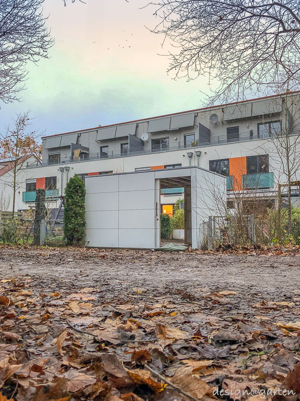 Ordine nel giardino della villetta a schiera: casetta da giardino Cube in HPL