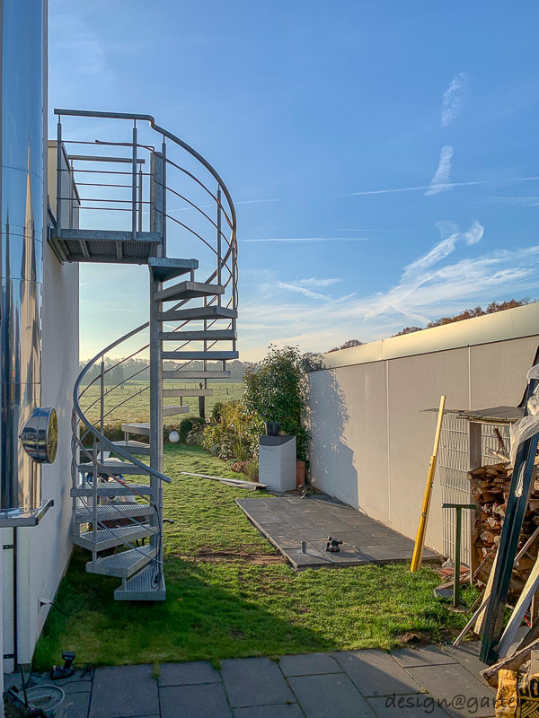 Ordine in piscina: ripostiglio per attrezzi di design