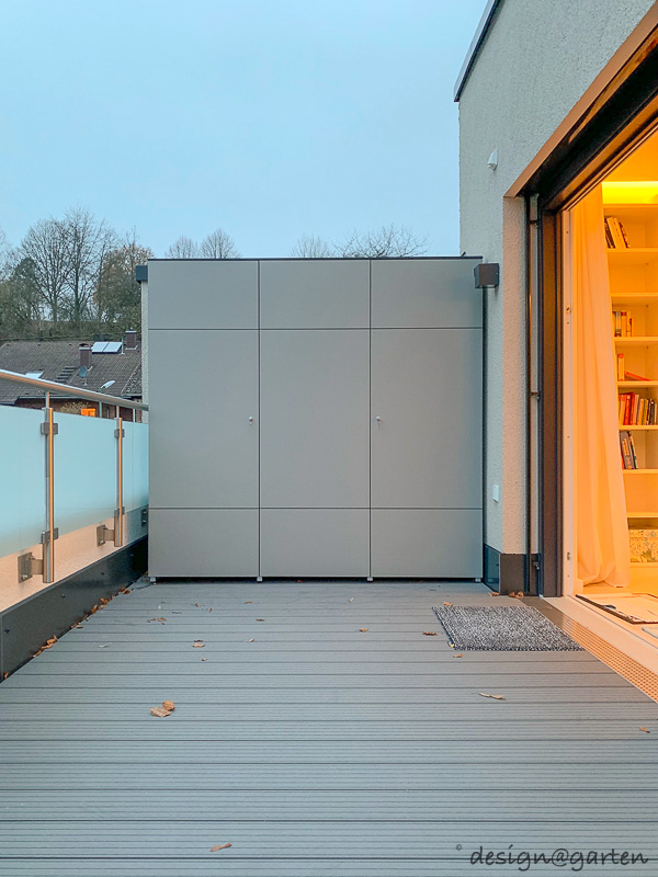 Pratica soluzione di contenimento a Freudenberg: armadio da balcone XXL per imbottiti