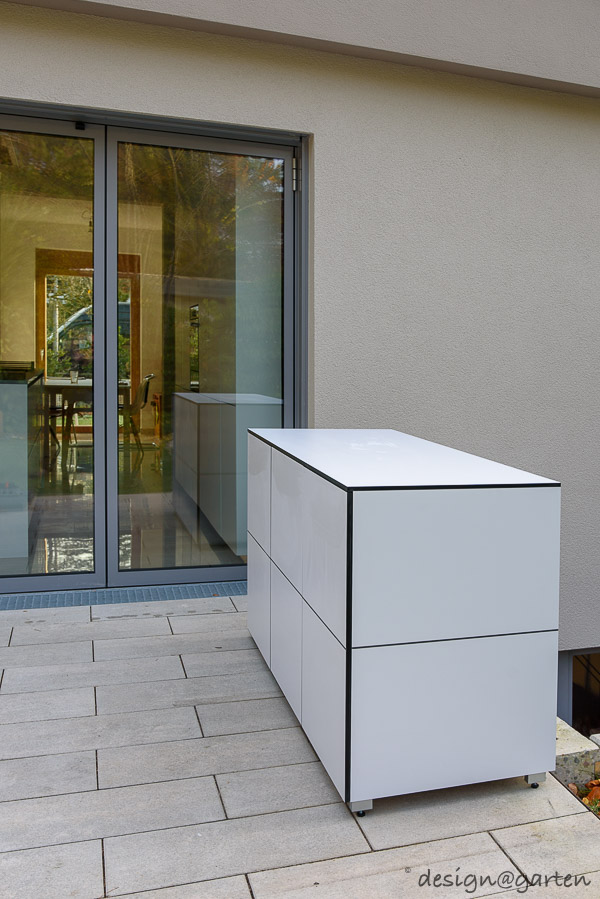 Continuità estetica a Karlsruhe: un lungo armadio a terrazza in HPL