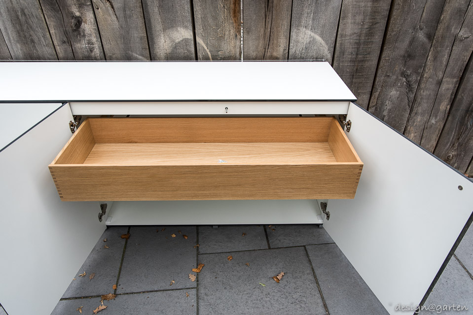 Soluzione personalizzata per lo spazio contenitivo a Eltville am Rhein: credenza su misura