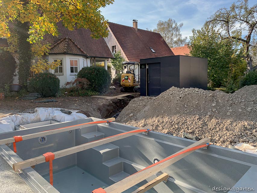 Moderna pool house con tetto piano come cuore tecnico a Landsberg am Lech