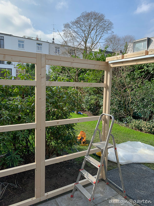 Accenti architettonici a Londra: casetta da giardino quadrata con tetto piano per le esigenze più elevate