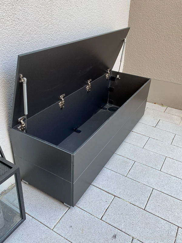Box da giardino con funzione di seduta come soluzione elegante per l'ingresso