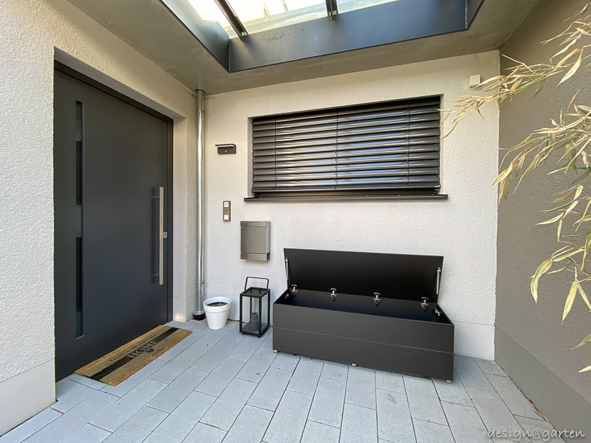 Box da giardino con funzione di seduta come soluzione elegante per l'ingresso