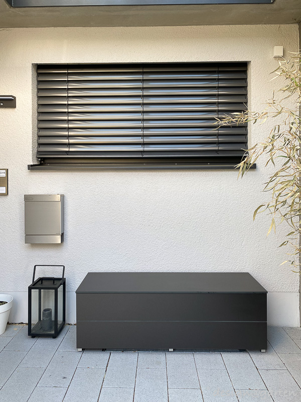 Box da giardino con funzione di seduta come soluzione elegante per l'ingresso