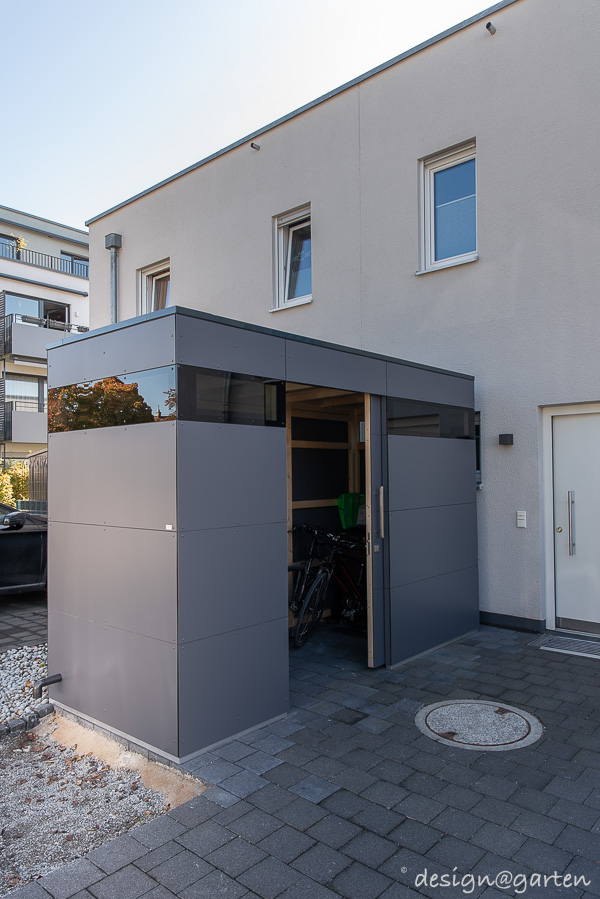 Casetta lineare nel giardino anteriore come moderno garage per biciclette